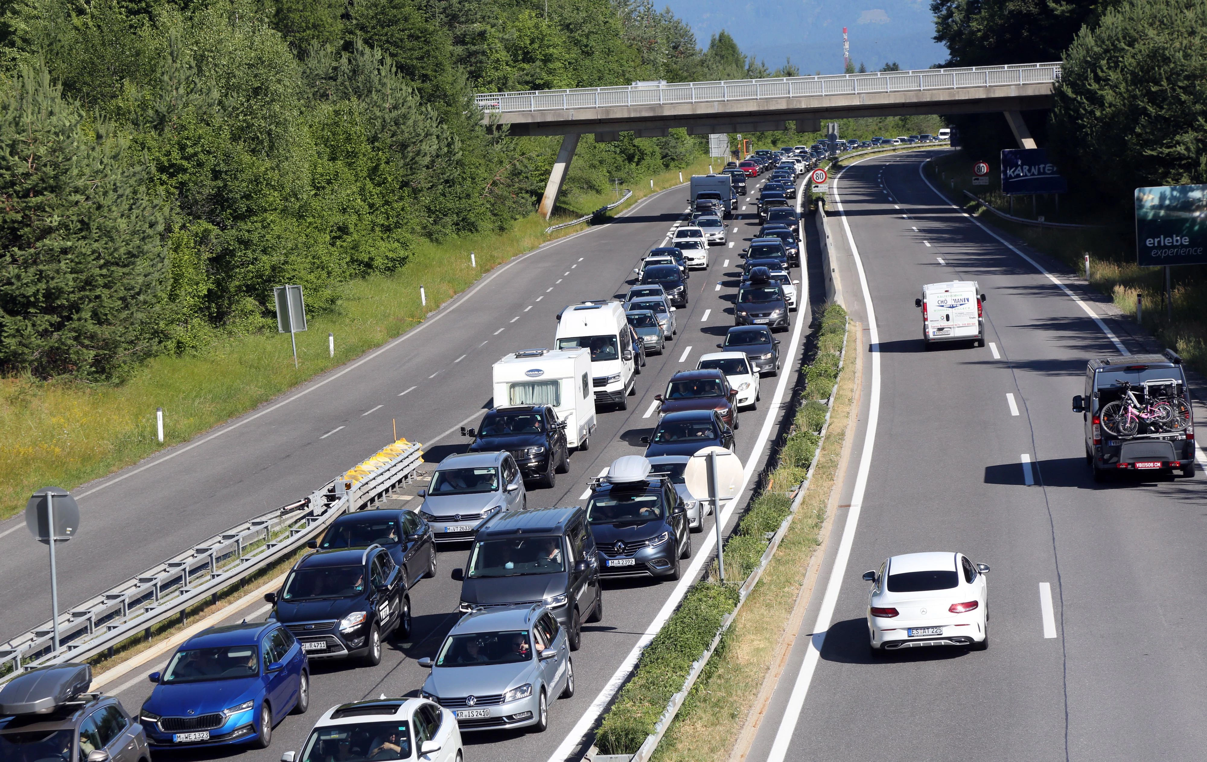 Der Urlauberreiseverkehr nimmt Fahrt auf.