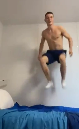 Rhys McClenaghan bewies, dass die Betten nicht so leicht zusammenbrechen.