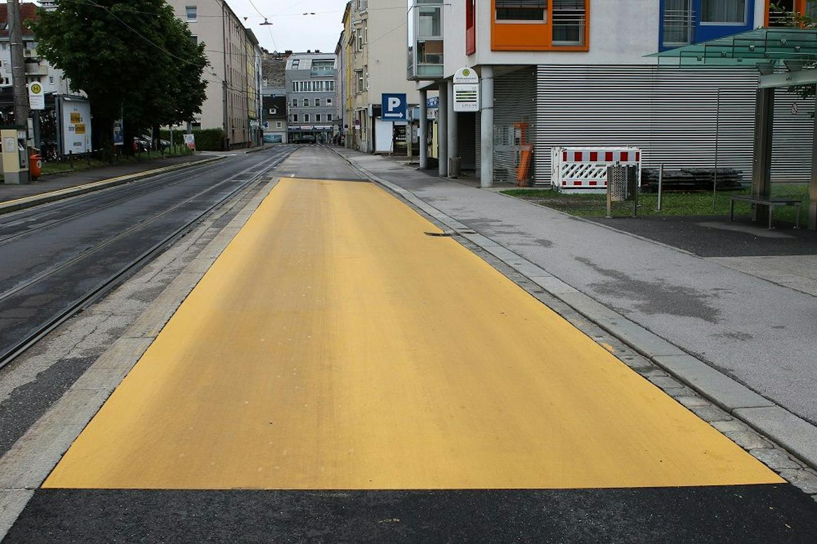 Auf einer Länge von rund 100 Metern ist die Straße jetzt gelb gefärbt.