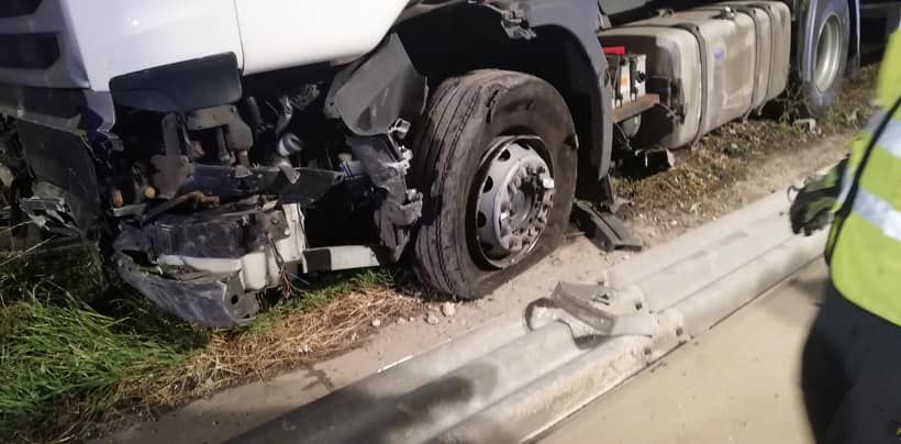 Der Lkw wurde total beschädigt.