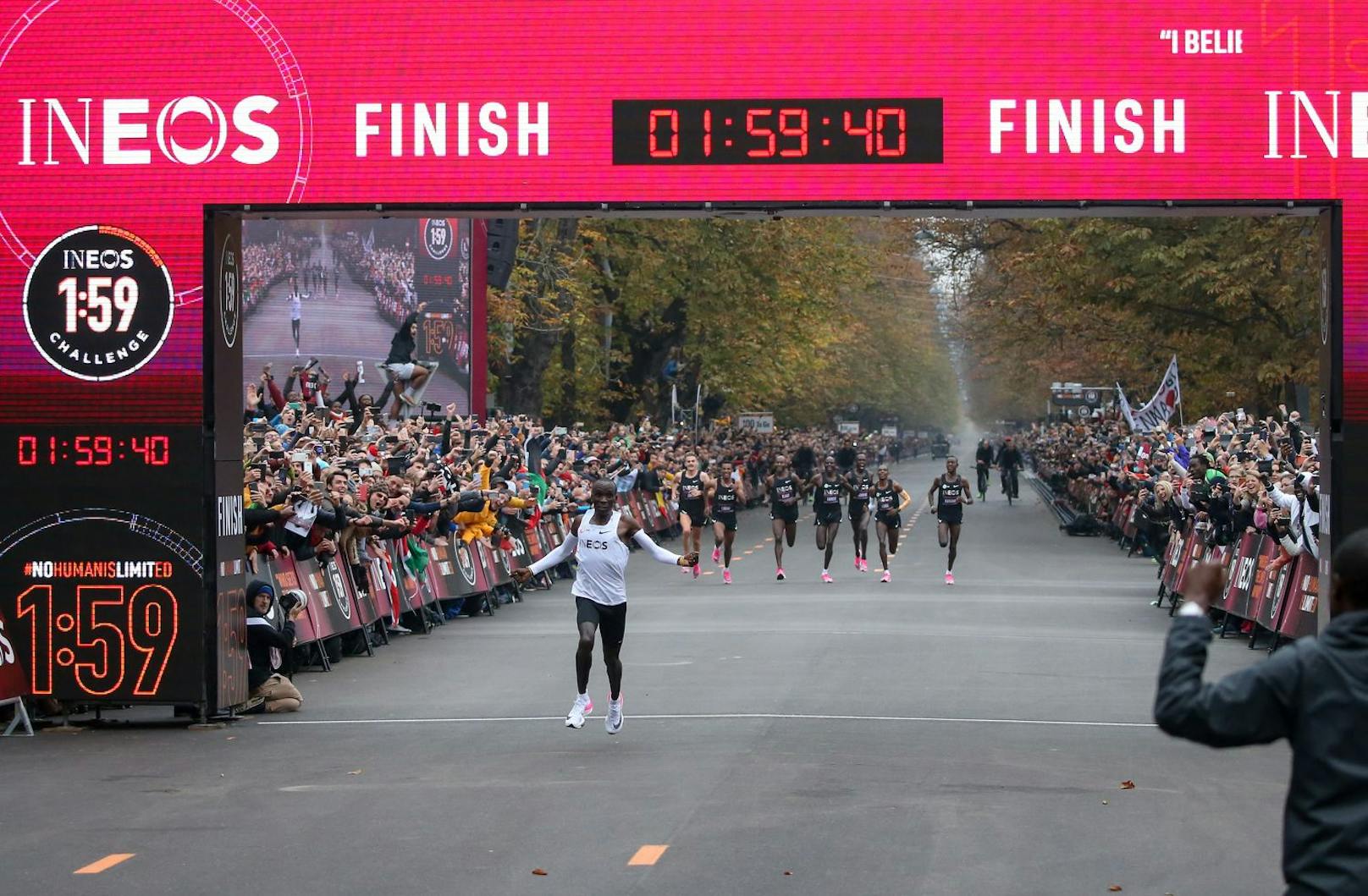 Eliud Kipchoge lief vor zwei Jahren in Wien als erster Mensch einen Marathon in unter zwei Stunden – bei der INEOS-Challenge. In Tokio will der 36-jährige Ausdauersportler aus Kenia sein Olympia-Gold von Rio wiederholen. 