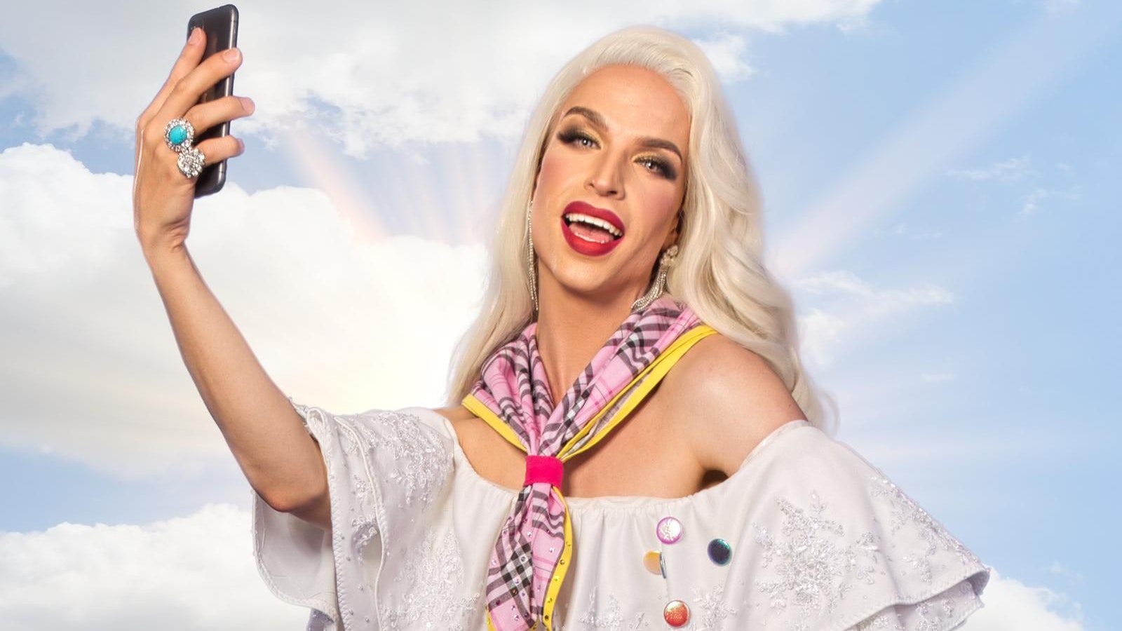 Tamara Mascara im "Camp Drag"-Outfit: Wer Geschick beweist, bekommt von ihr einen Sticker.
