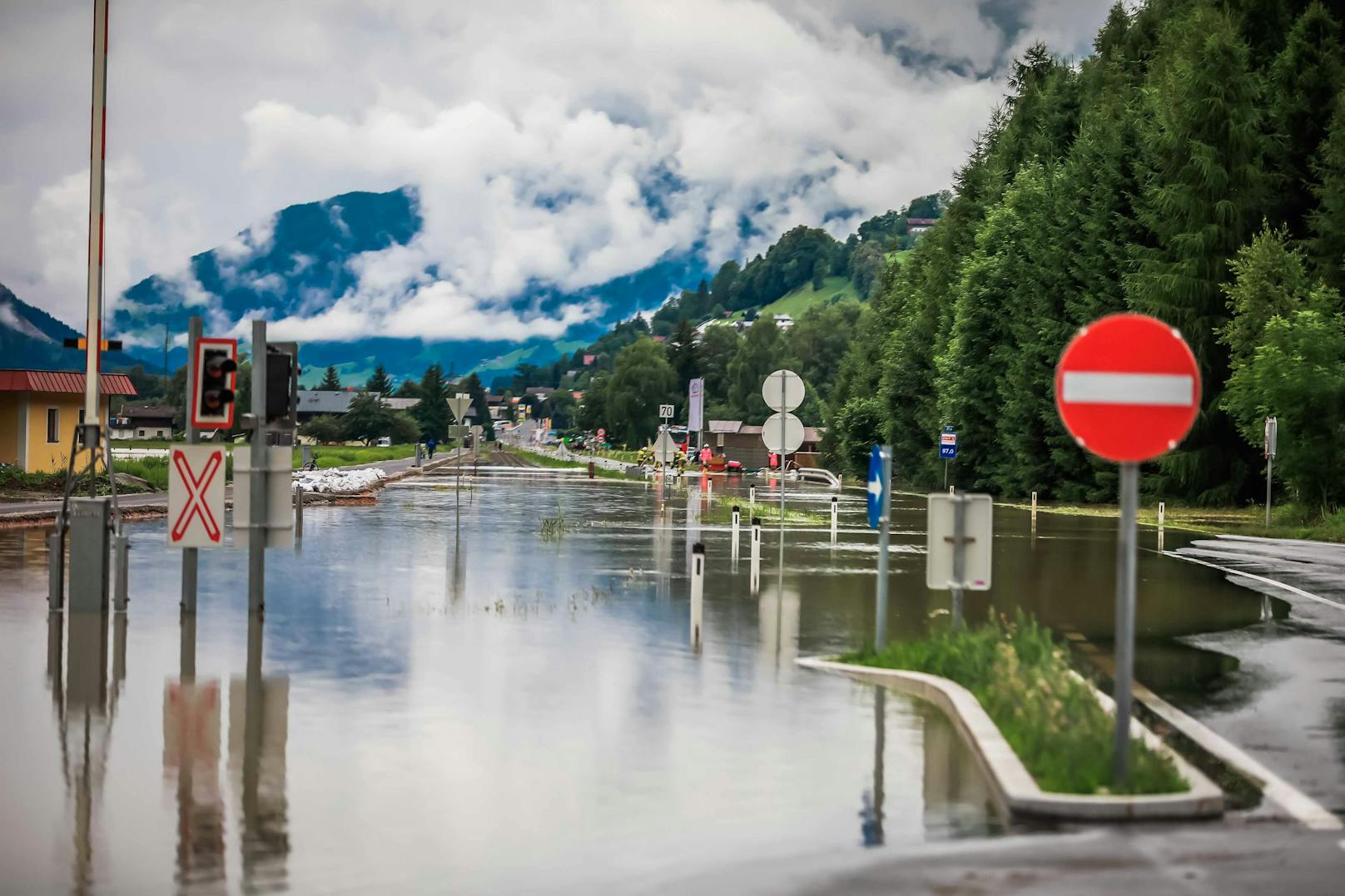 Hochwasser in Stuhlfelden bei Mittersill im Salzburger Pinzgau: Die Gleise der Lokalbahn stehen unter Wasser.&nbsp;
