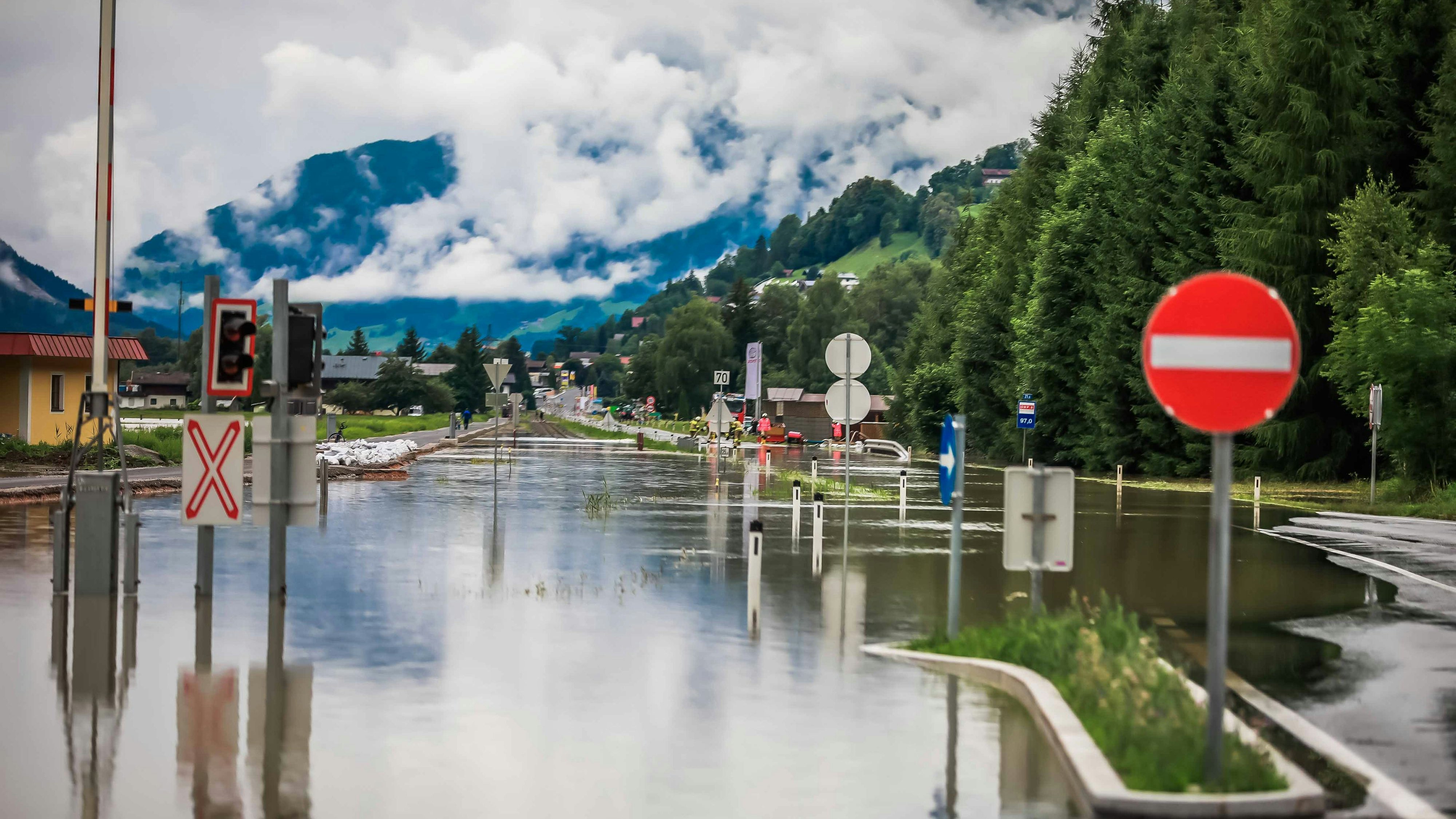 Starkregen hat in der Nacht auf Sonntag, 18. Juli 2021, in Stuhlfelden im Raum Mittersill Überschwemmungen und Vermurungen verursacht. - FOTO: APA/DANIEL SCHARINGER - 20210718_PD5265 - Rechteinfo: Rights Managed (RM)