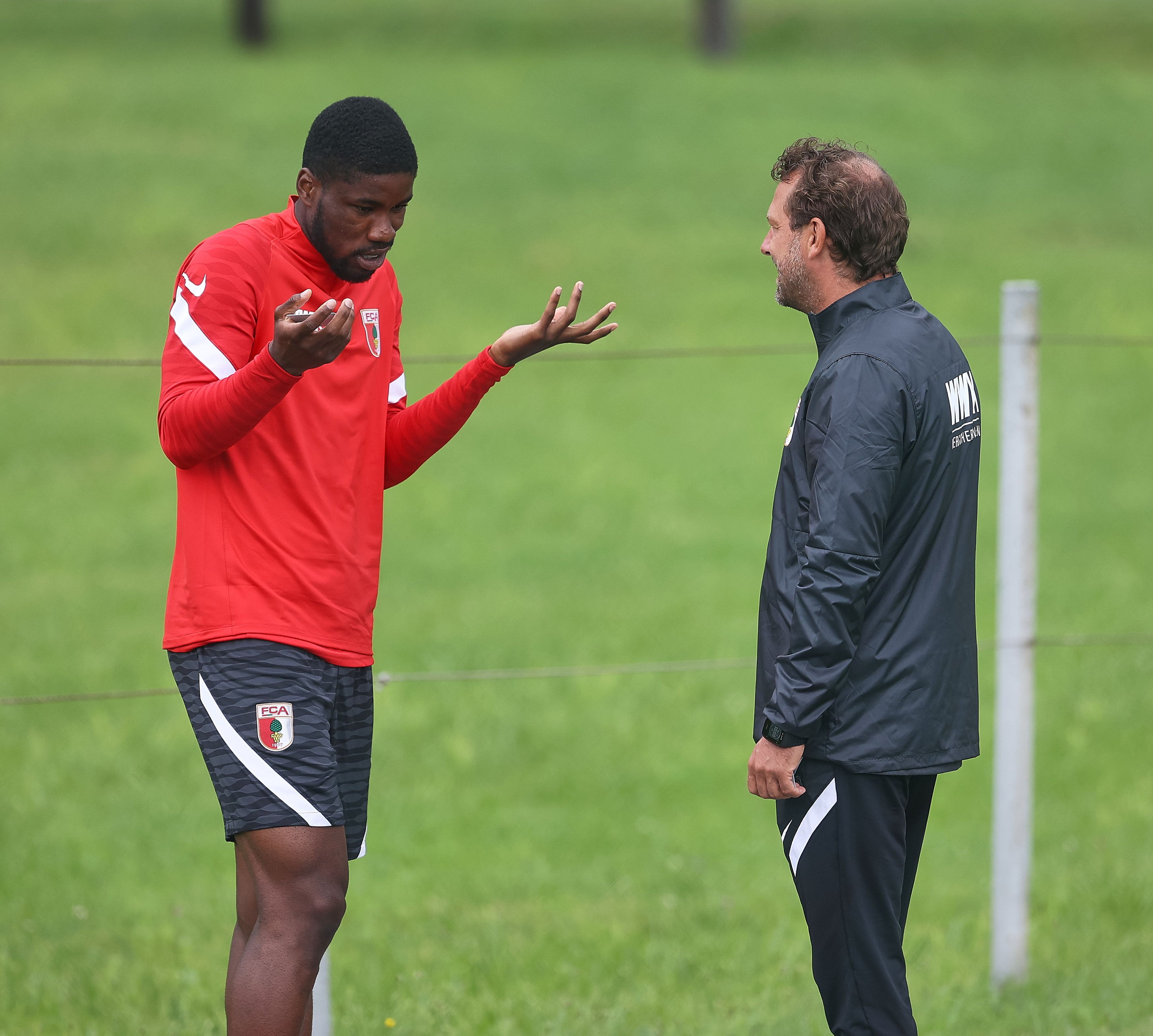 Kevin Danso diskutierte im Trainingslager mit FCA-Trainer Markus Weinzierl.