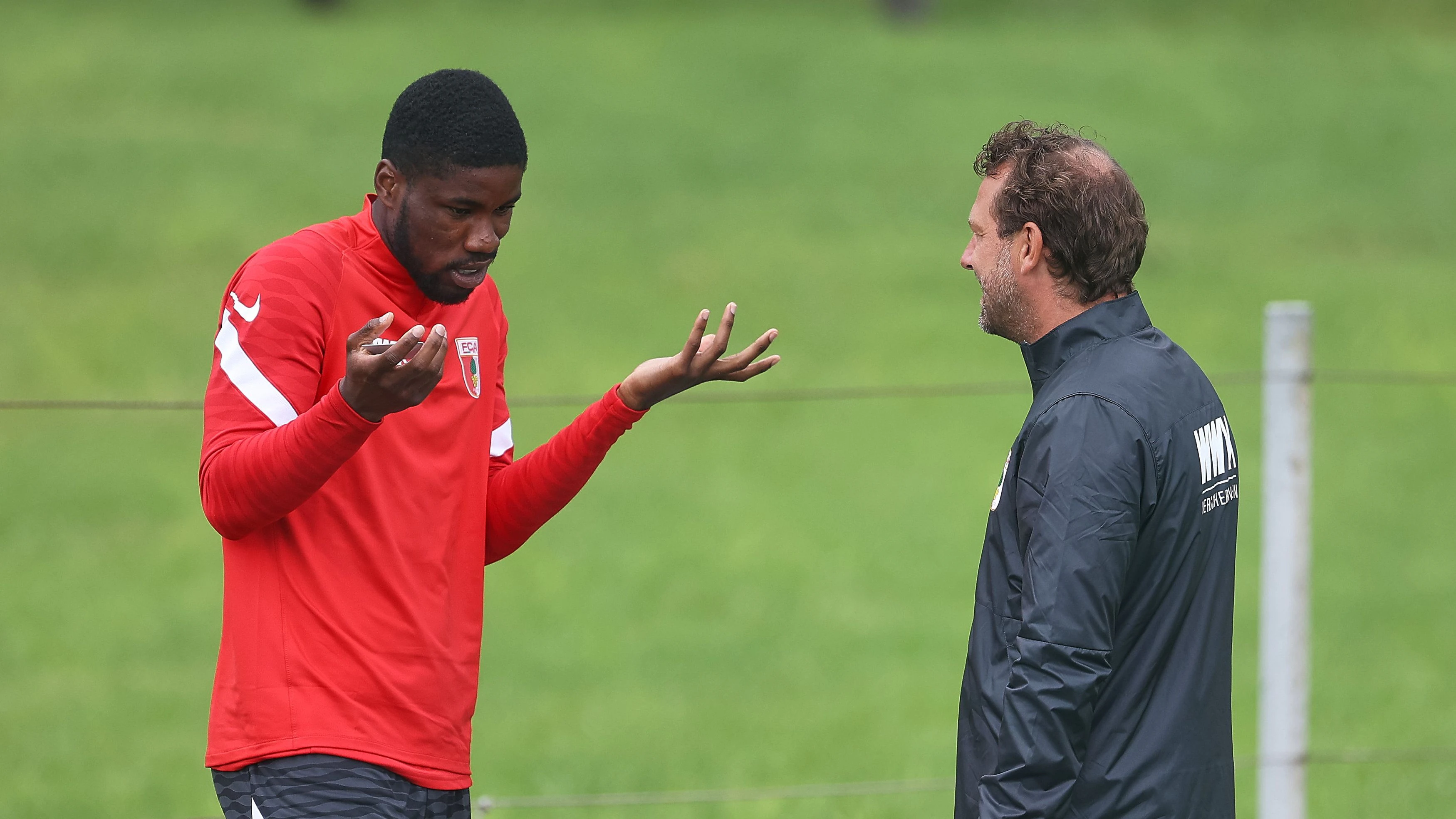 Kevin Danso diskutierte im Trainingslager mit FCA-Trainer Markus Weinzierl.