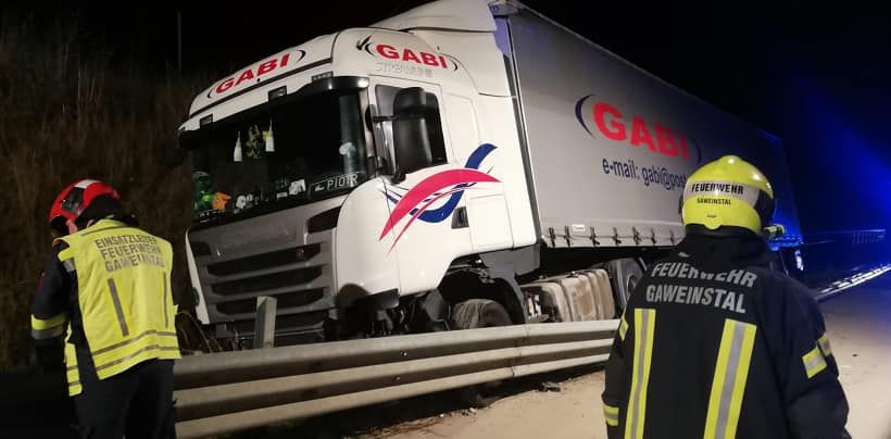 Der Lkw-Lenker krachte gegen die Leitschiene.