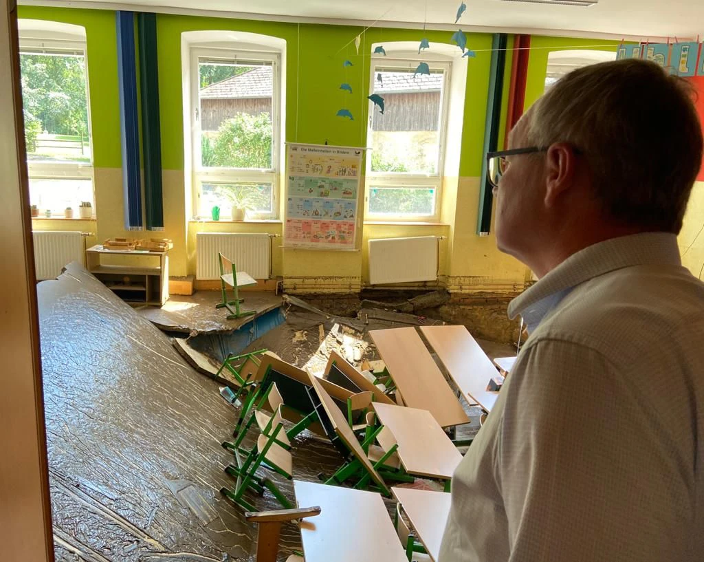 Zerstörte Schule in Aggsbach-Dorf: Landesvize Stephan Pernkopf war am Montag in den Katastrophengebieten
