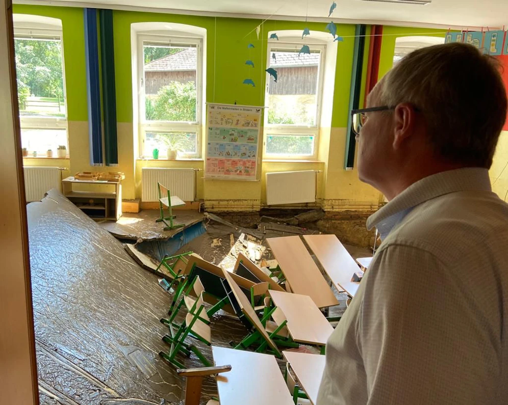 Zerstörte Schule in Aggsbach-Dorf: Landesvize Stephan Pernkopf war am Montag in den Katastrophengebieten