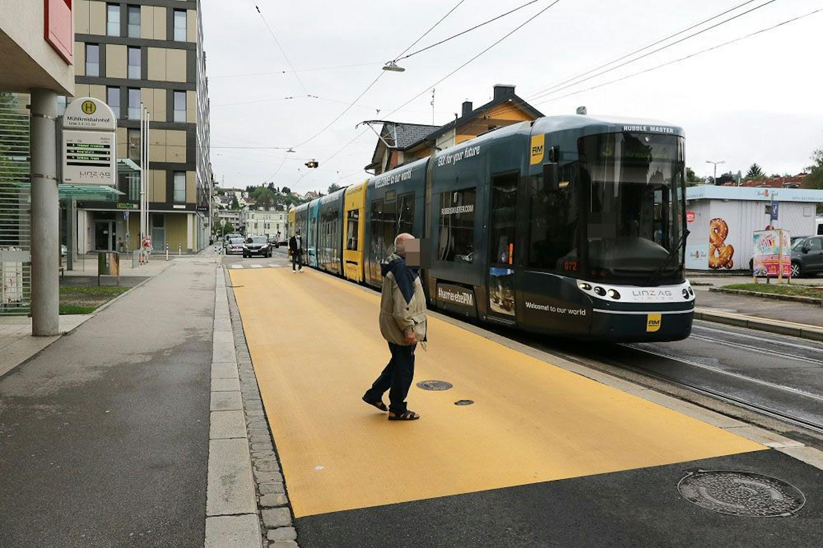Durch die gelbe Farbe sollen die Autofahrer vor den querenden Fußgängern, die die Straßenbahn erreichen wollen, gewarnt werden.