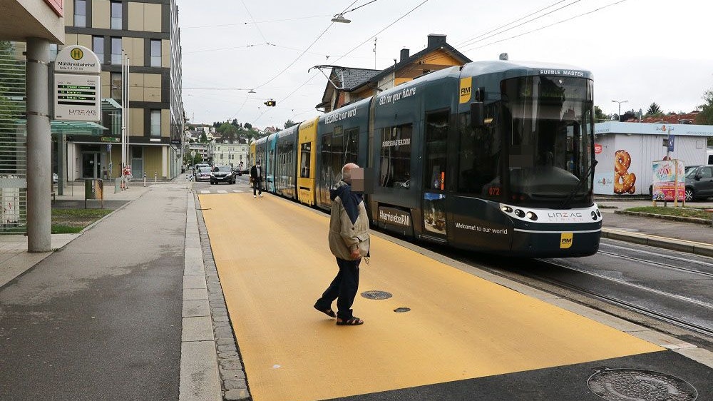 Diese Straße in Urfahr ist jetzt knallgelb.