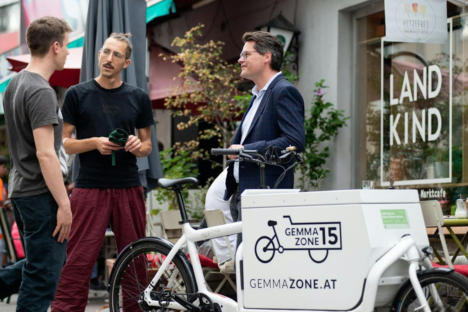 Klimastadtrat Jürgen Czernohorszky (re.) besucht das LANDKIND, Bauernladen und Marktcafé am Schwendermarkt, das die E-Lastenradförderung des Landes Wien für einen Grätzl-Online-Shop in Anspruch genommen hat.