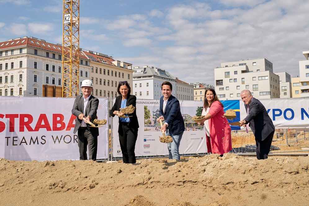 Manfred Simmet (Vertreter des PPP-Auftragnehmers), Silvia Angelo (Vorständin ÖBB-Infrastruktur AG), Bildungsstadtrat Christoph Wiederkehr, Wohnbaustadträtin Kathrin Gaal und Gerhard Blöschl (Bezirksvorsteher Stellvertreter, Favoriten) beim Spatenstich (v. li. n. re.).