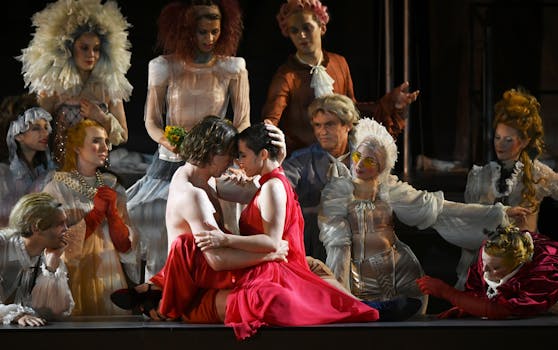 Auch in der kommenden Saison der Salzburger Festspiele ist Lars Eidinger als "Jedermann" und Verena Altenberger als Buhlschaft zu sehen.