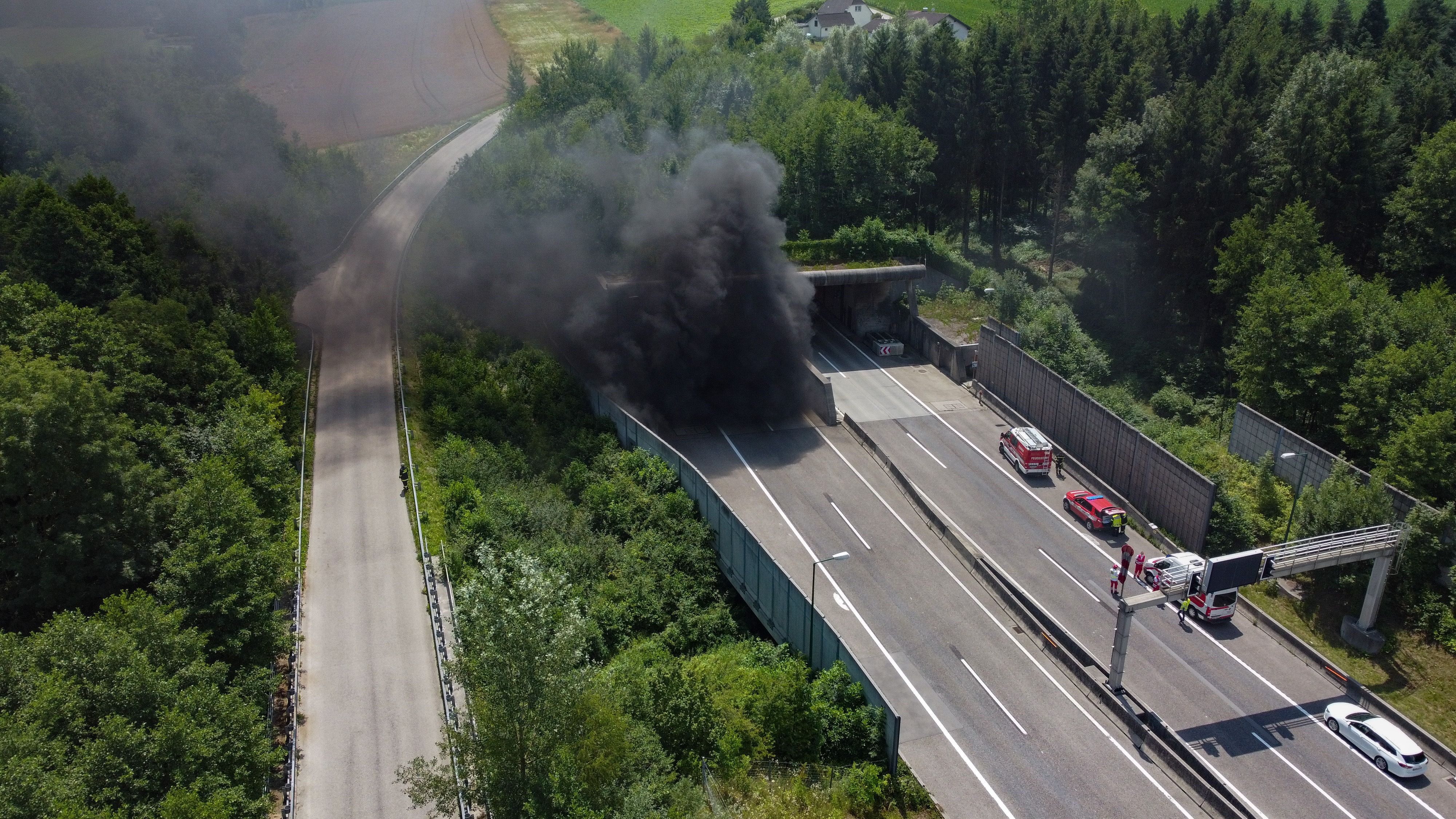 Ein Wagen begann im Tunnel plötzlich zu brennen.