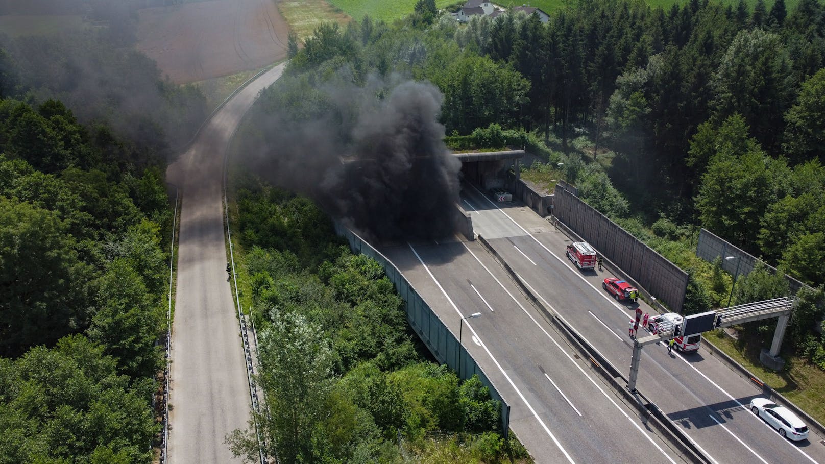 Auto brannte im Tunnel – Lenker lief Helfern entgegen