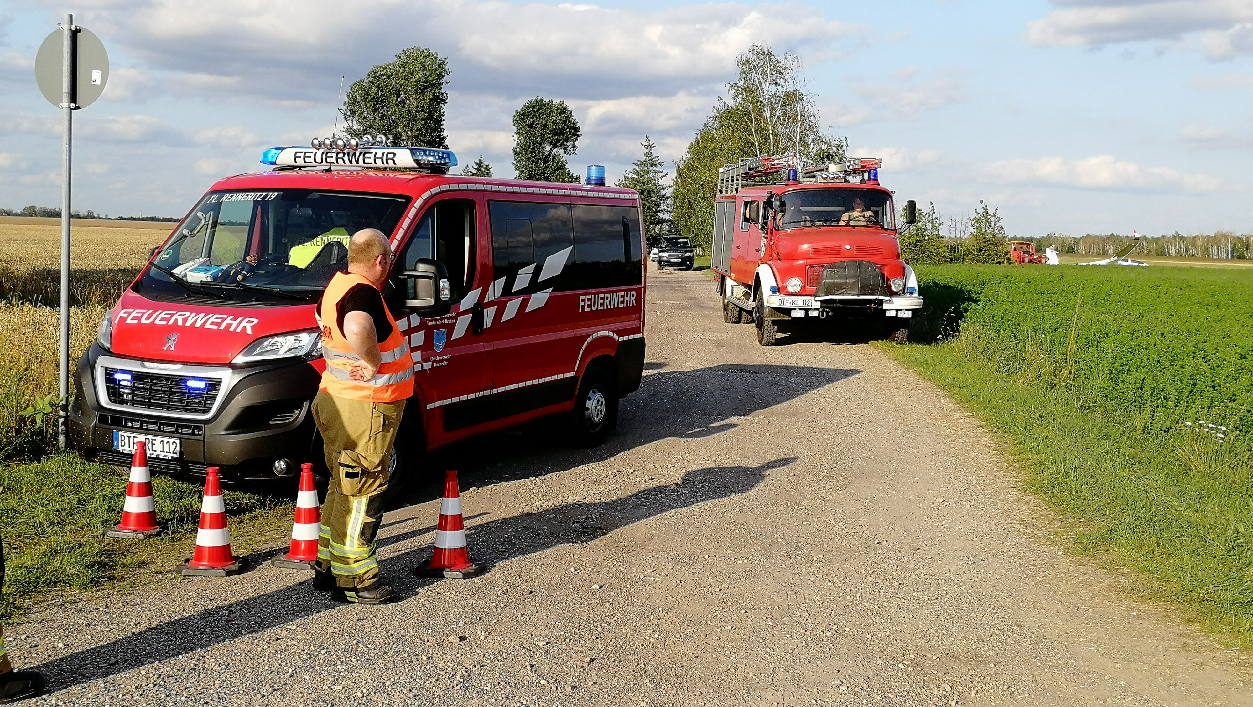 Download von www.picturedesk.com am 19.07.2021 (08:17).  18 July 2021, Saxony-Anhalt, Sandersdorf-Brehna: The fire brigade stands at the Renneritz airfield at the widely cordoned off accident site. An aircraft had crashed here. Three people died, one person was seriously injured. Photo: Heiko Rebsch/dpa-Zentralbild/dpa - 20210718_PD6751 - Rechteinfo: Rights Managed (RM)