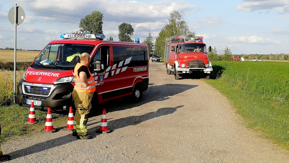 Einsatzkräfte am Flugplatz in Renneritz.