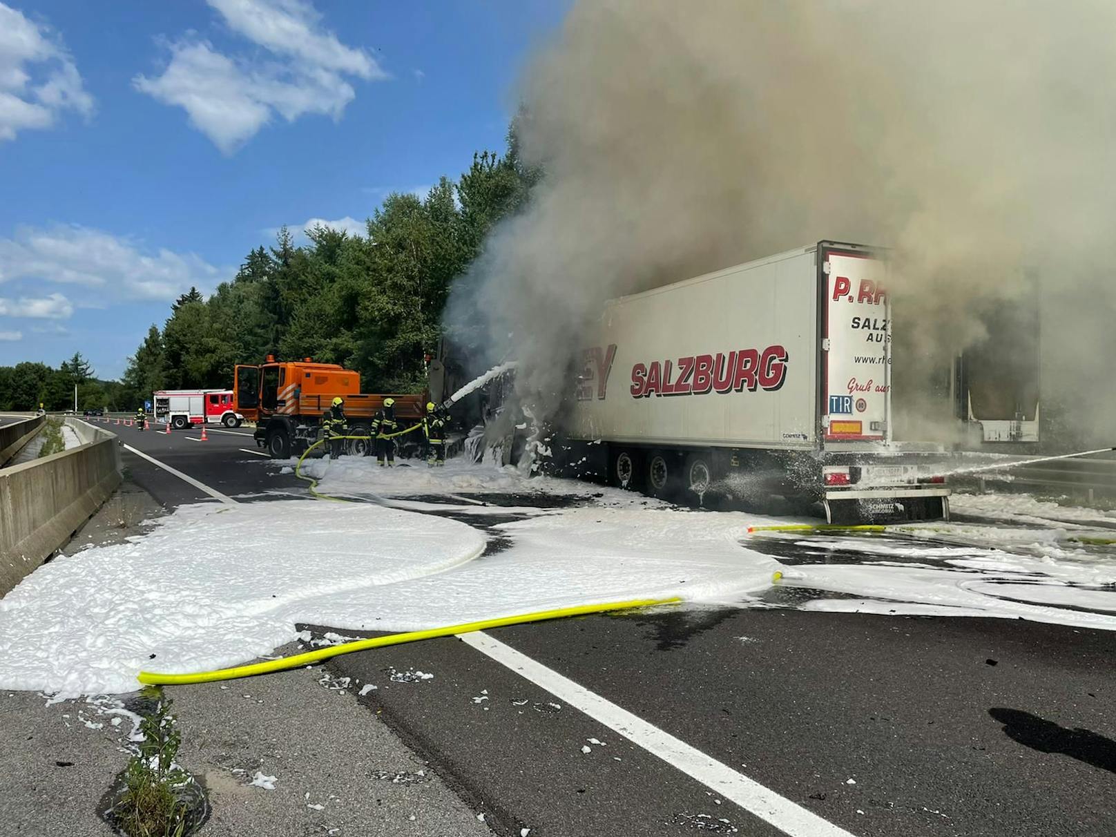 Autobahn gesperrt: Lkw-Brand auf der A2 sorgt für Chaos