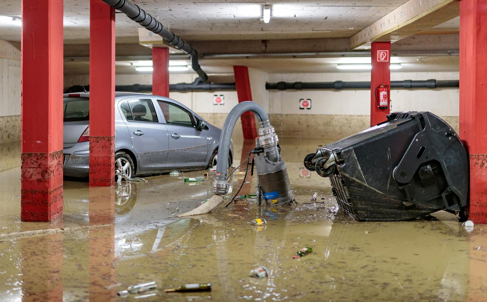 Überflutete Tiefgarage nach einem heftigen Unwetter in Salzburg. Archivbild.