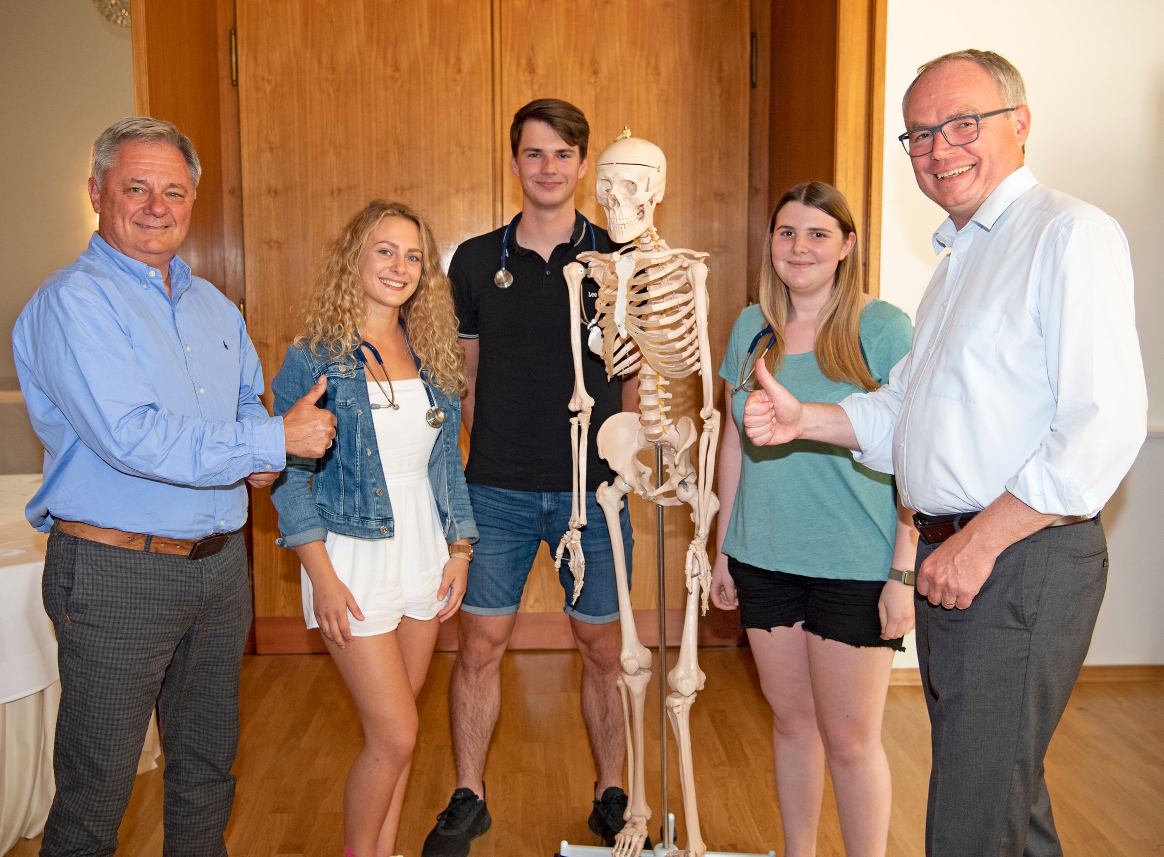 Dr. Markus Klamminger, Direktor für Medizin und Pflege, NÖ Landesgesundheitsagentur; die KursteilnehmerInnen Kimberly Strasser, Kilian Posch und Sophie Reiter; LH-Stv. Dr. Stephan Pernkopf