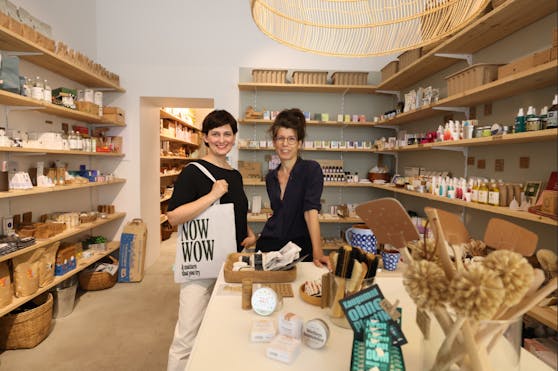 Orsolya Szita (links) und Imke Joost (rechts) machen in ihrer Drogerie "Now Wow" Schluss mit lästiger Sucherei nach plastikfreien Alternativen. 