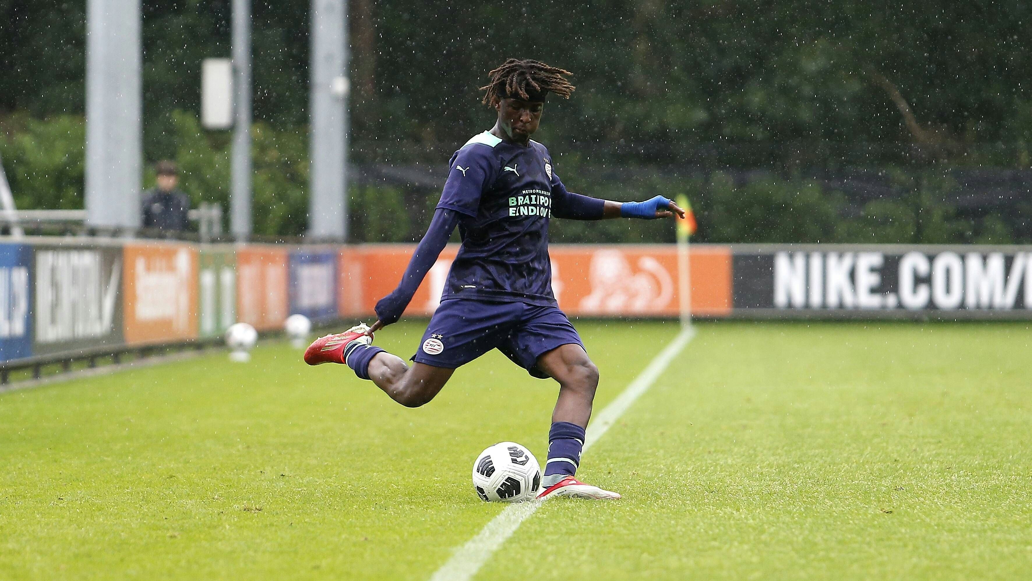 Dieser PSV-Youngster führt den "Einwurf" schon mit dem Fuß aus.