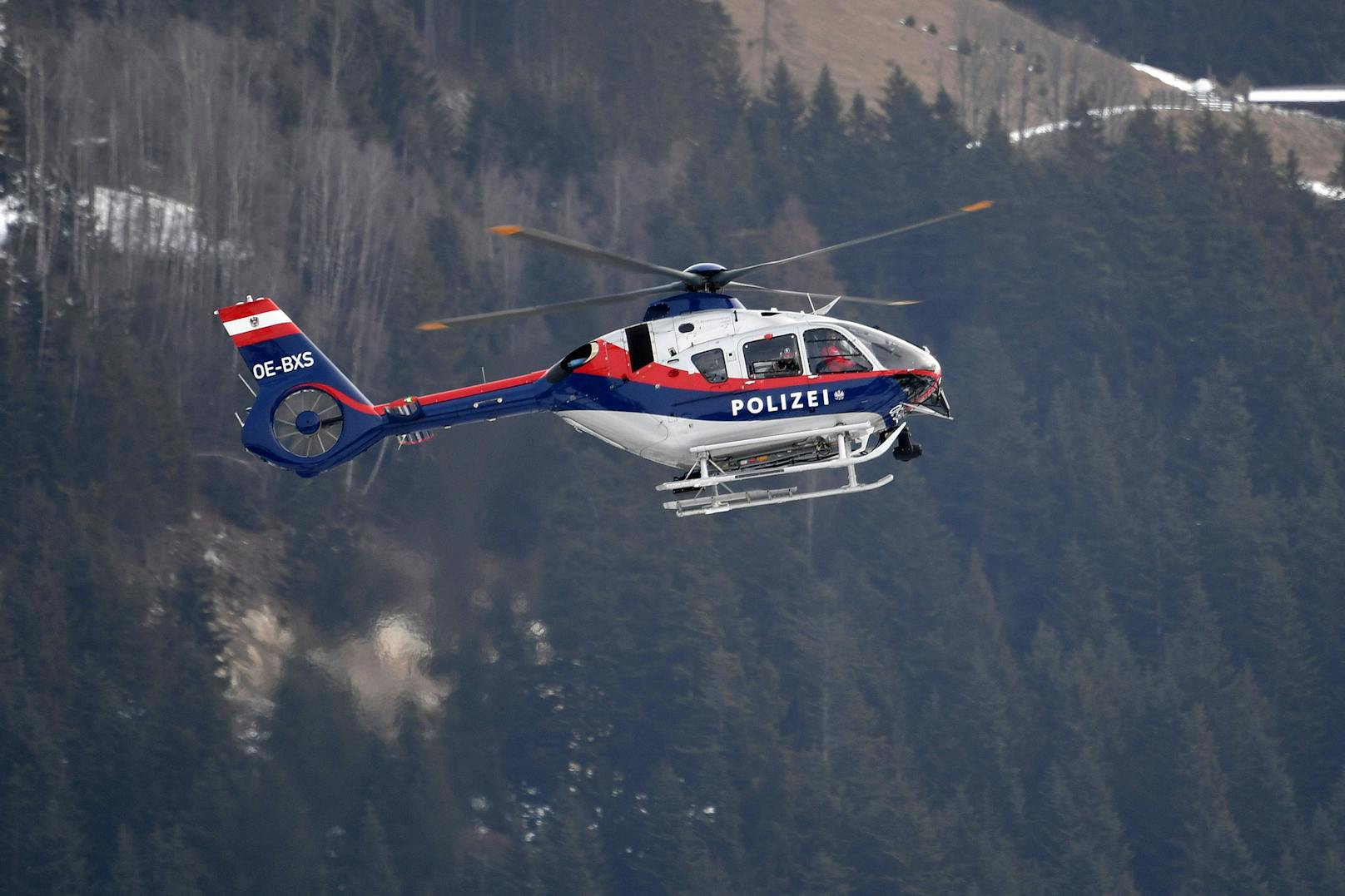 Die zwei unverletzten Bergsteiger konnten von der Flugpolizei Graz gerettet werden. (Symbolbild)