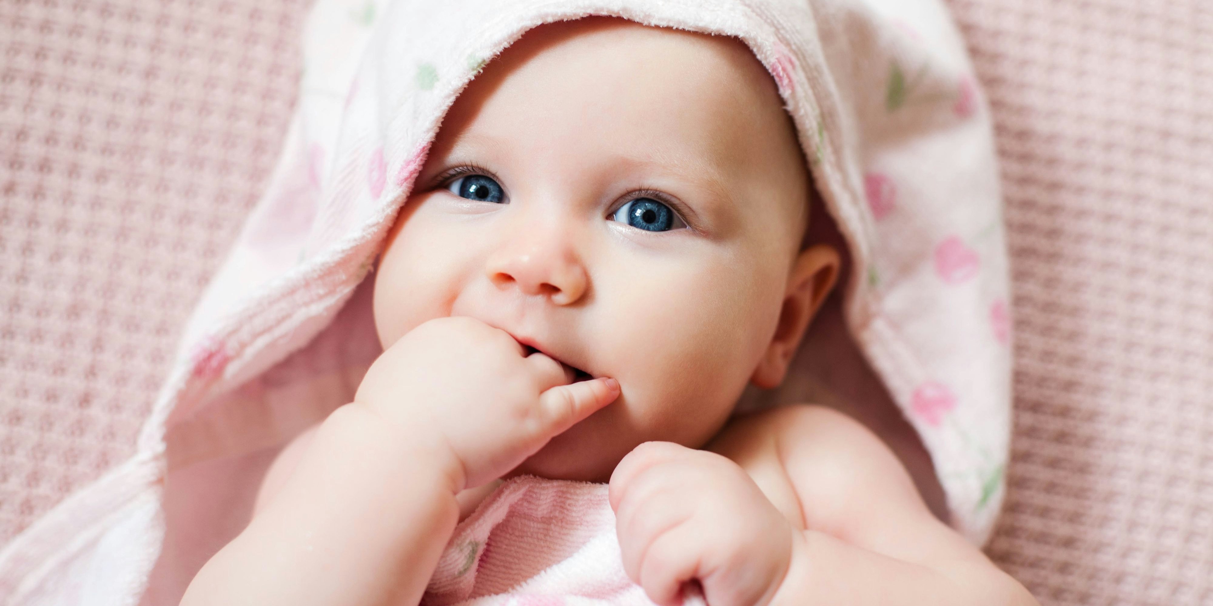 Ein vier Monate altes Mädchen. Symbolbild