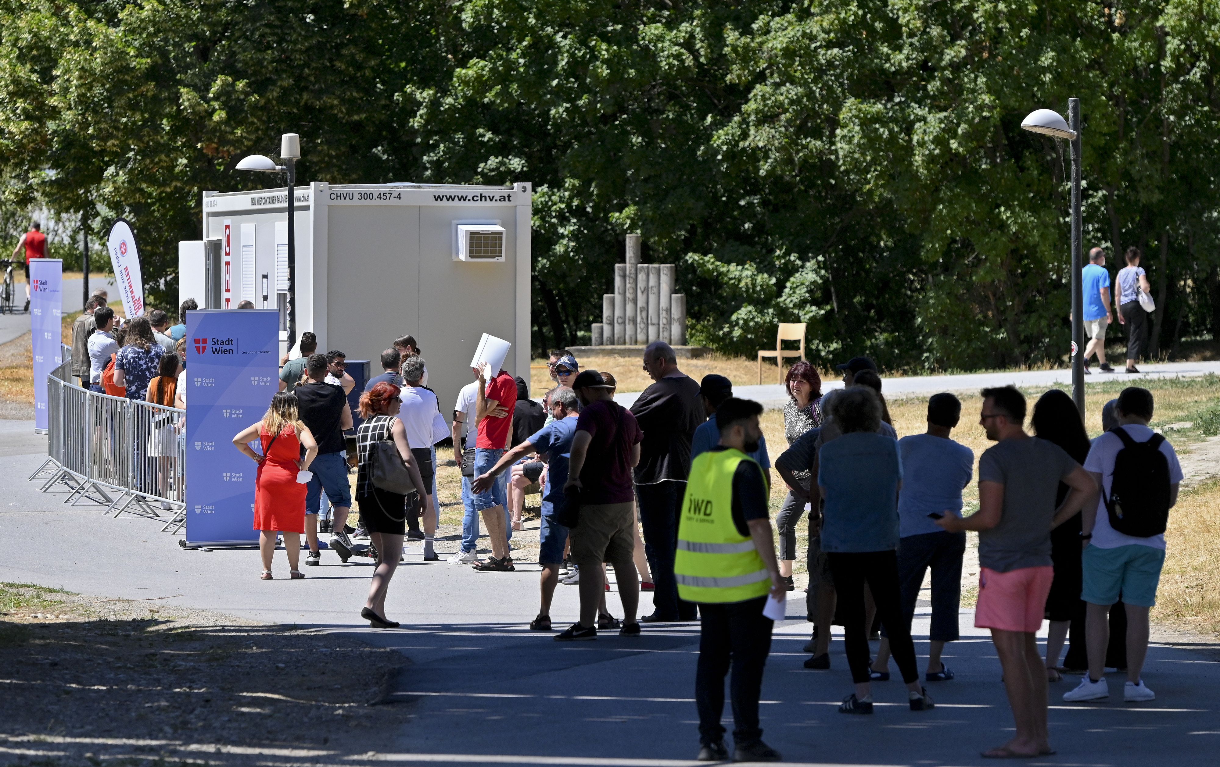 Impfwillige am 10. Juli 2021 vor einer Impfbox auf der Wiener Donauinsel.