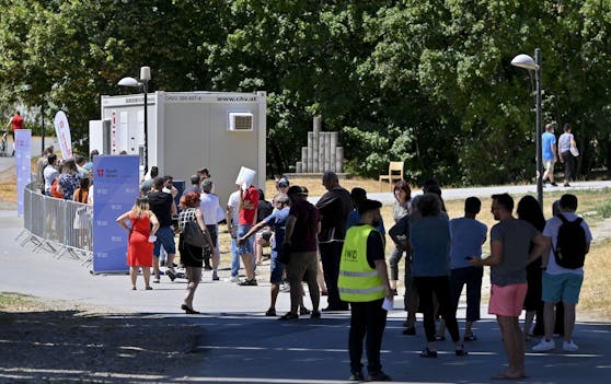 Impfwillige am 10. Juli 2021 vor einer Impfbox auf der Wiener Donauinsel.