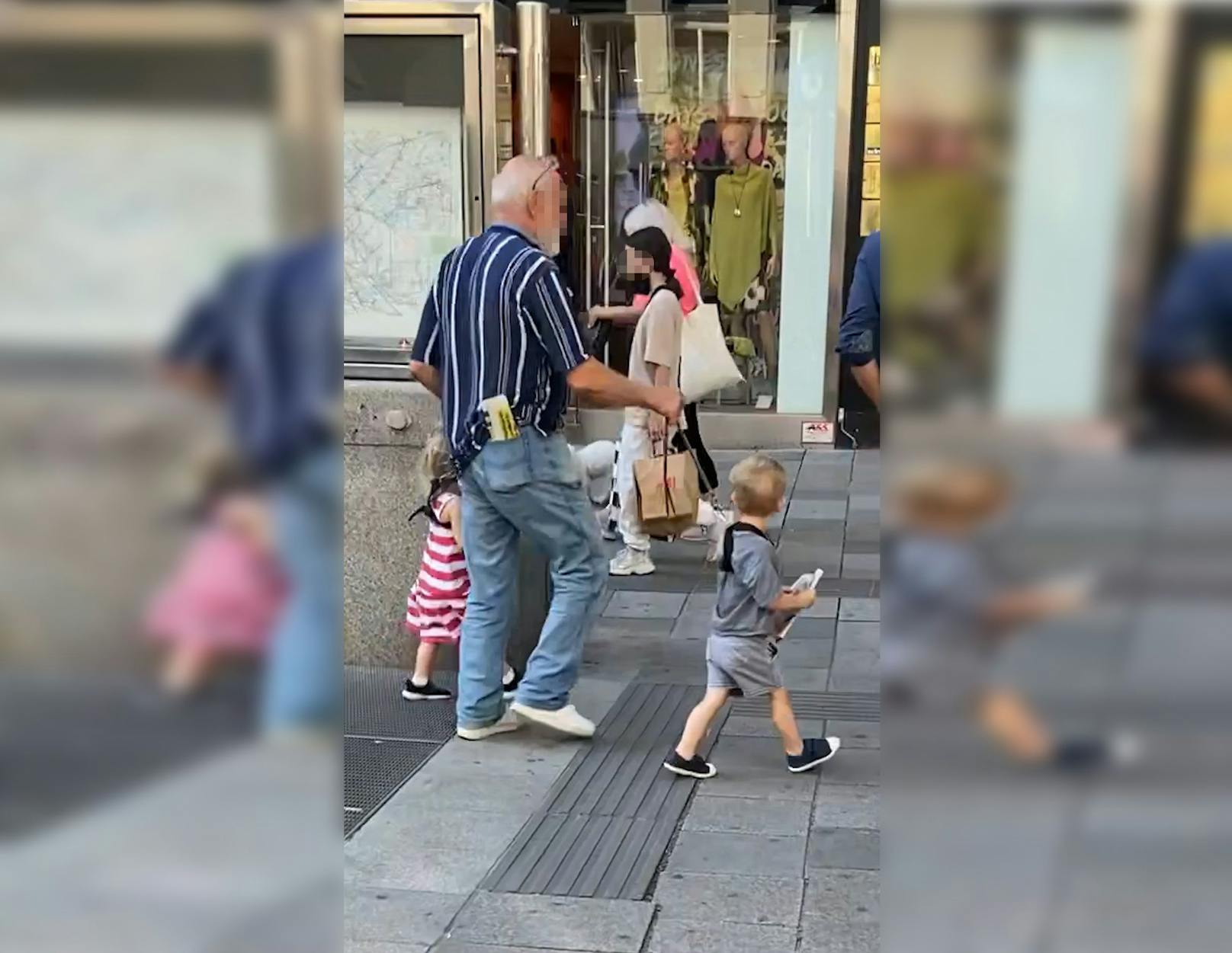 Wiener führt Enkelkinder an der Leine über MaHü