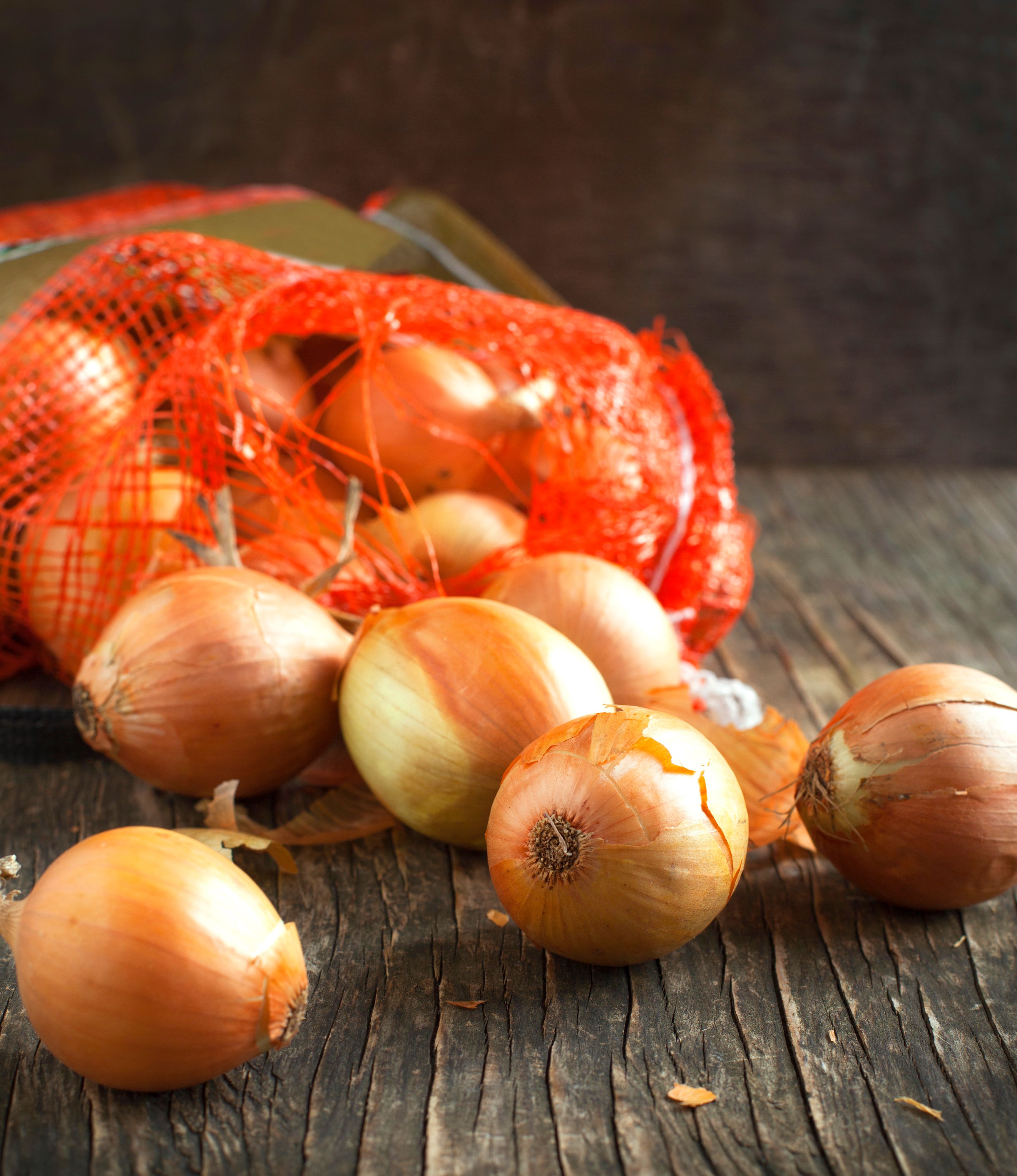 Symbolbild von einem Sackerl mit Zwiebeln.