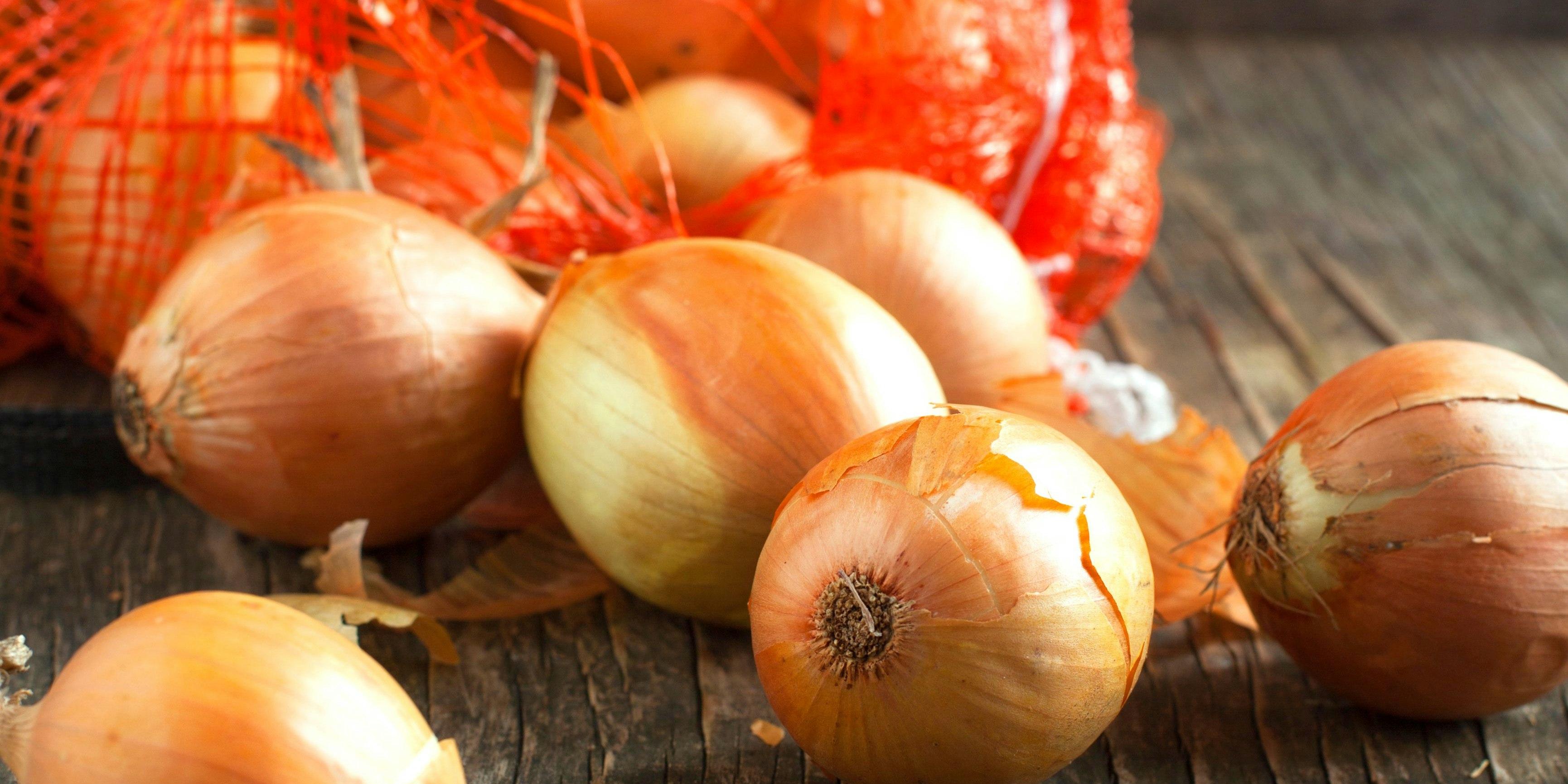 Symbolbild von einem Sackerl mit Zwiebeln.
