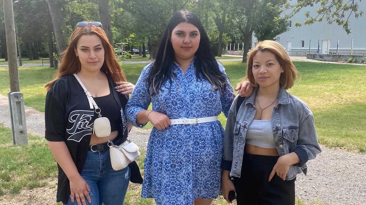 Liza (v.l.n.r.) und Vivi sind nicht in "Vie i Pee" reingekommen. Freundin Jessi hätte ohne sie rein können.