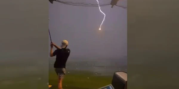 Es scheint, als würde der Golfball in der Luft von einem Blitz "abgeschossen" werden.