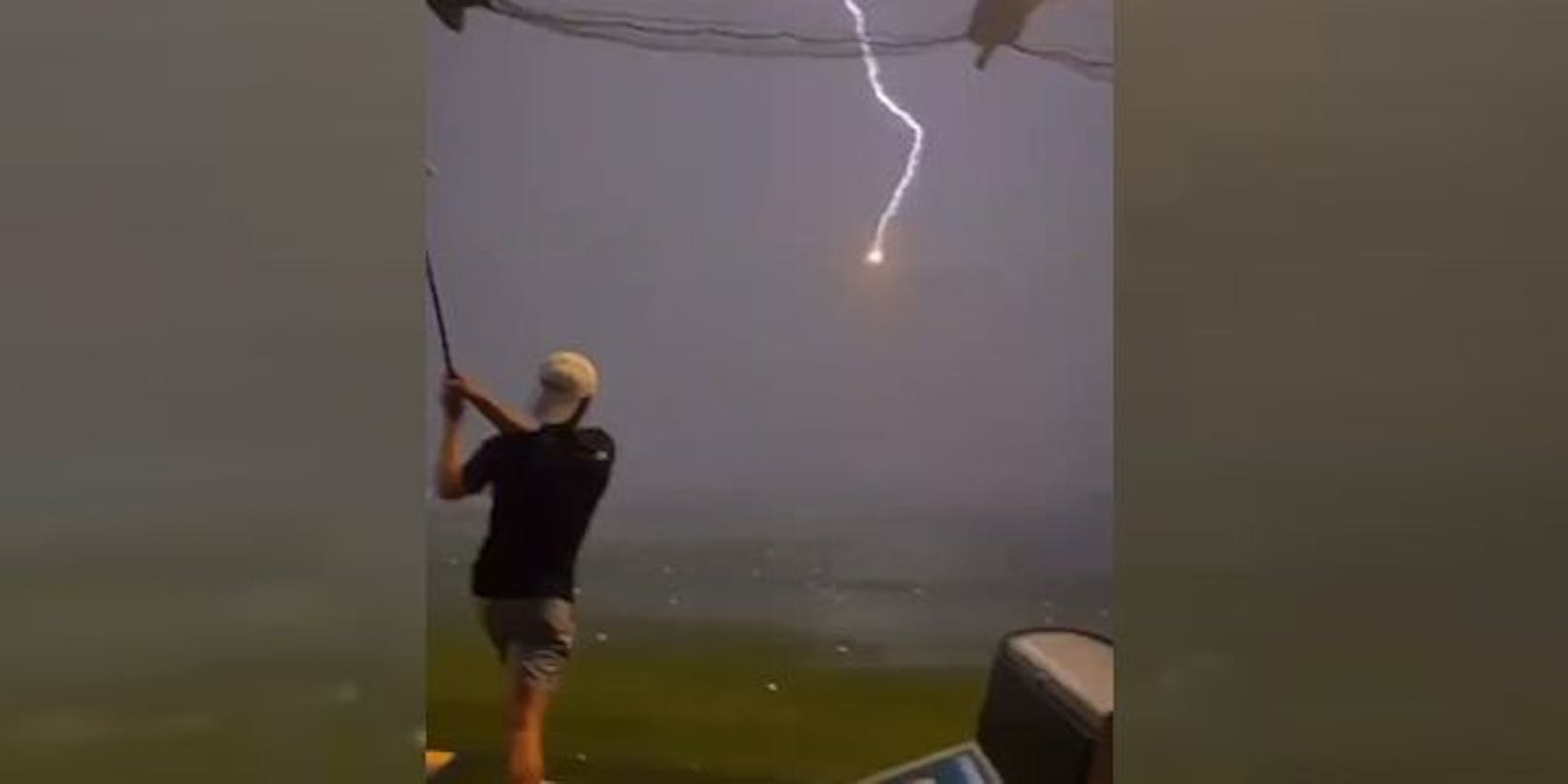 Es scheint, als würde der Golfball in der Luft von einem Blitz "abgeschossen" werden.