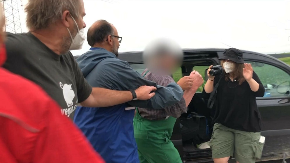 Ein zorniger Landwirt schlug auf eine Tierschützerin ein.