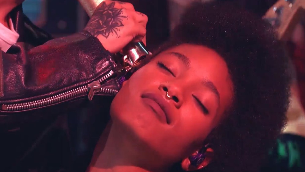 Willow Smith ließ sich die Haare während einer Performance abrasieren.