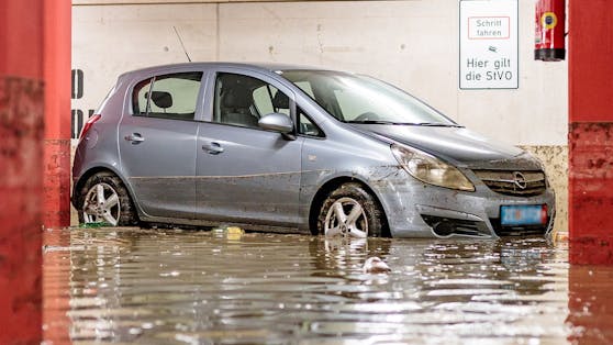 Dieses Auto ist bis zur Motorhaube im Wasser versunken, die Linie ist noch gut zu erkennen.