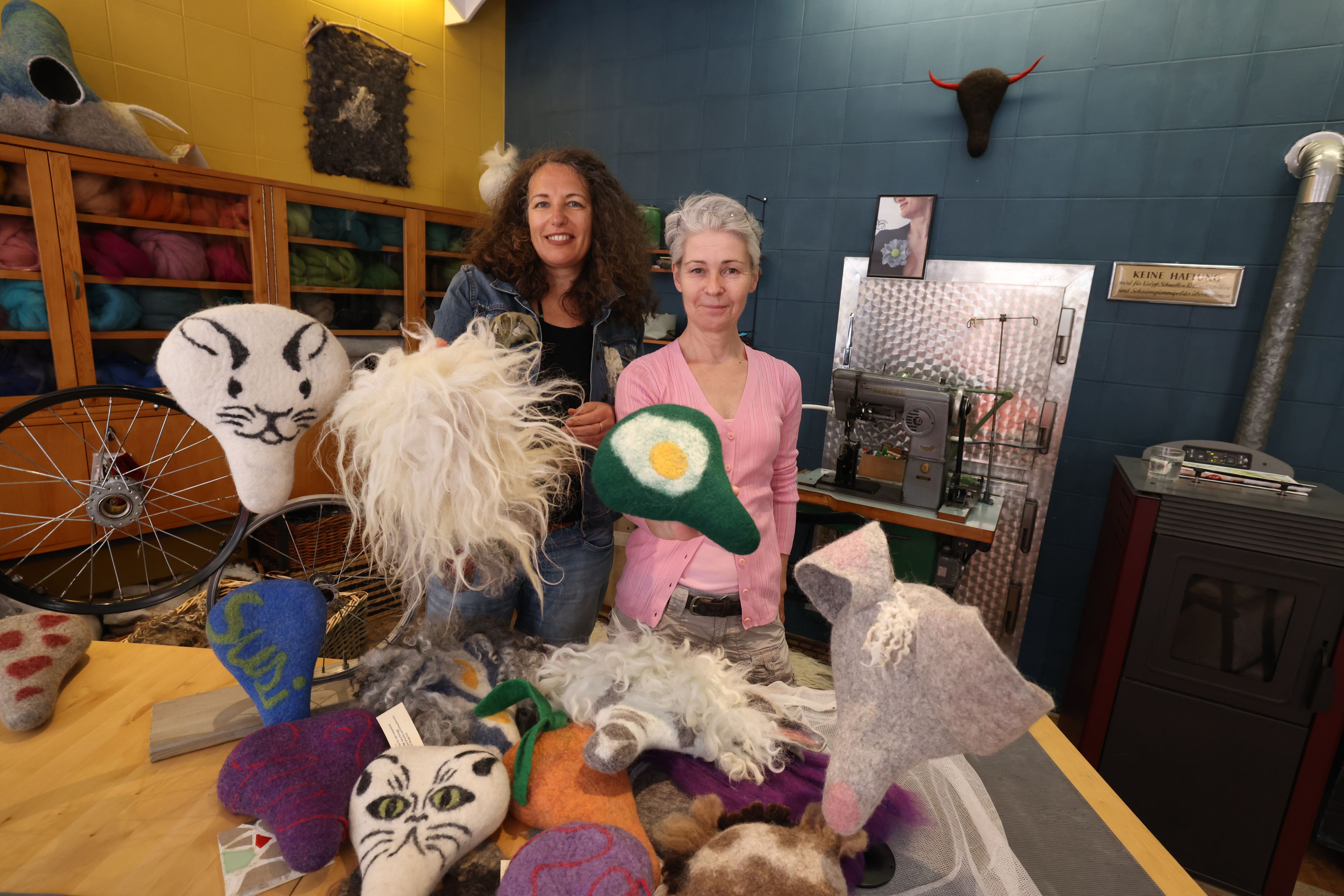 Dalia Sarig-Fellner (links) und Ruth Freitag (rechts) filzen mit Vivi, der dritten im Bunde, den 