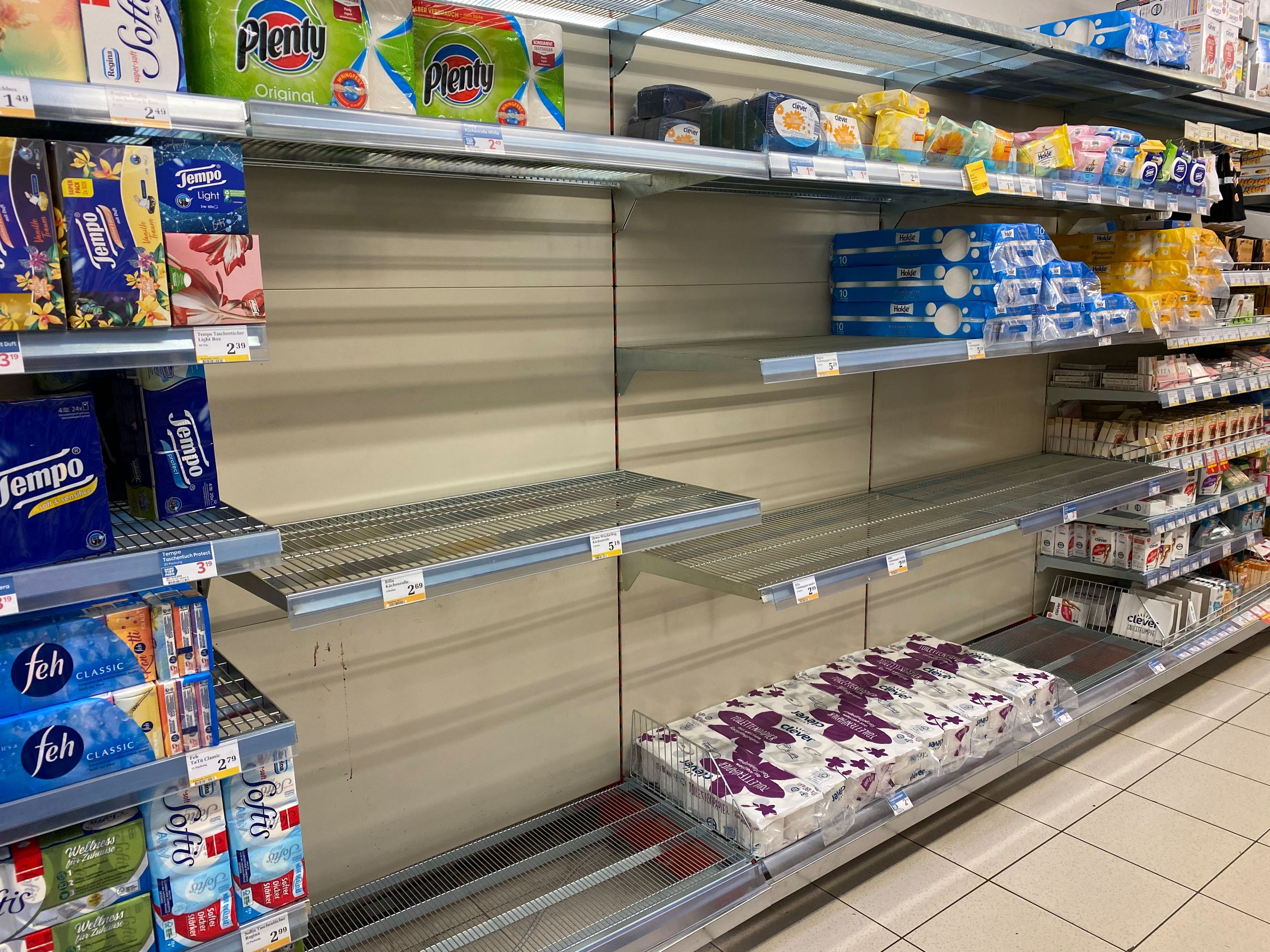 Warenstau in Fernost: In den heimischen Märkten bleiben Regale leer – oder es wird teurer.