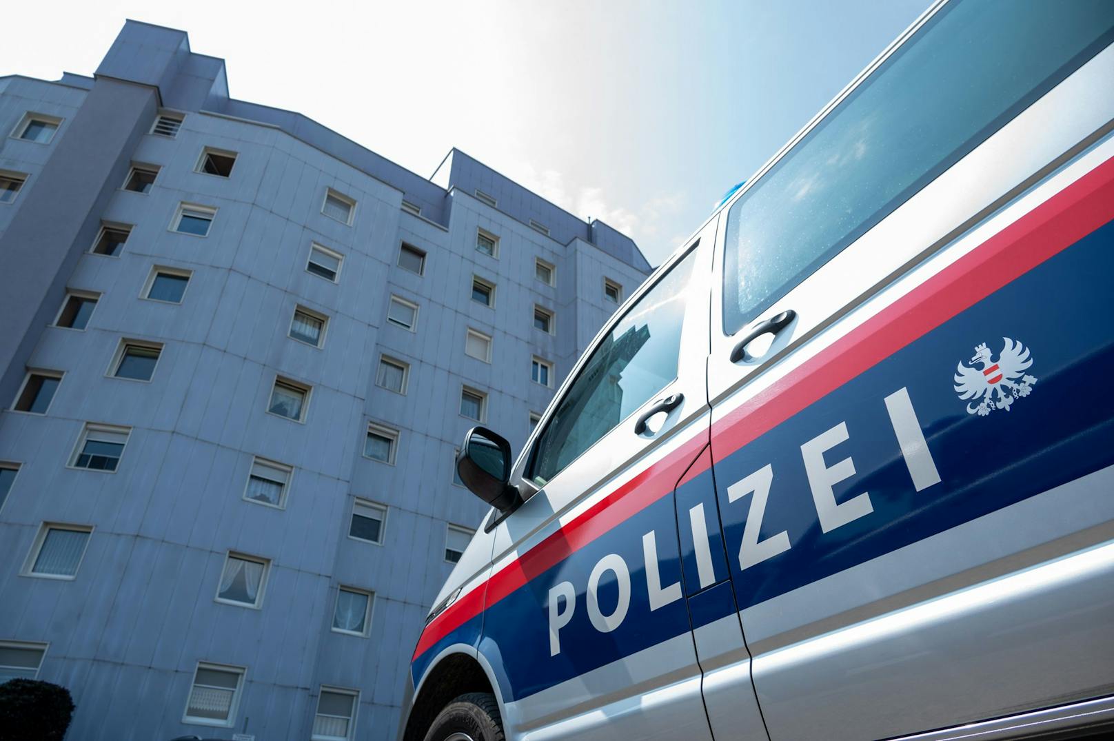 Polizeieinsatz in diesem Mehrparteienhaus in Asten: Ein 40-Jähriger soll seine Ehefrau mit einem Messer verletzt haben.
