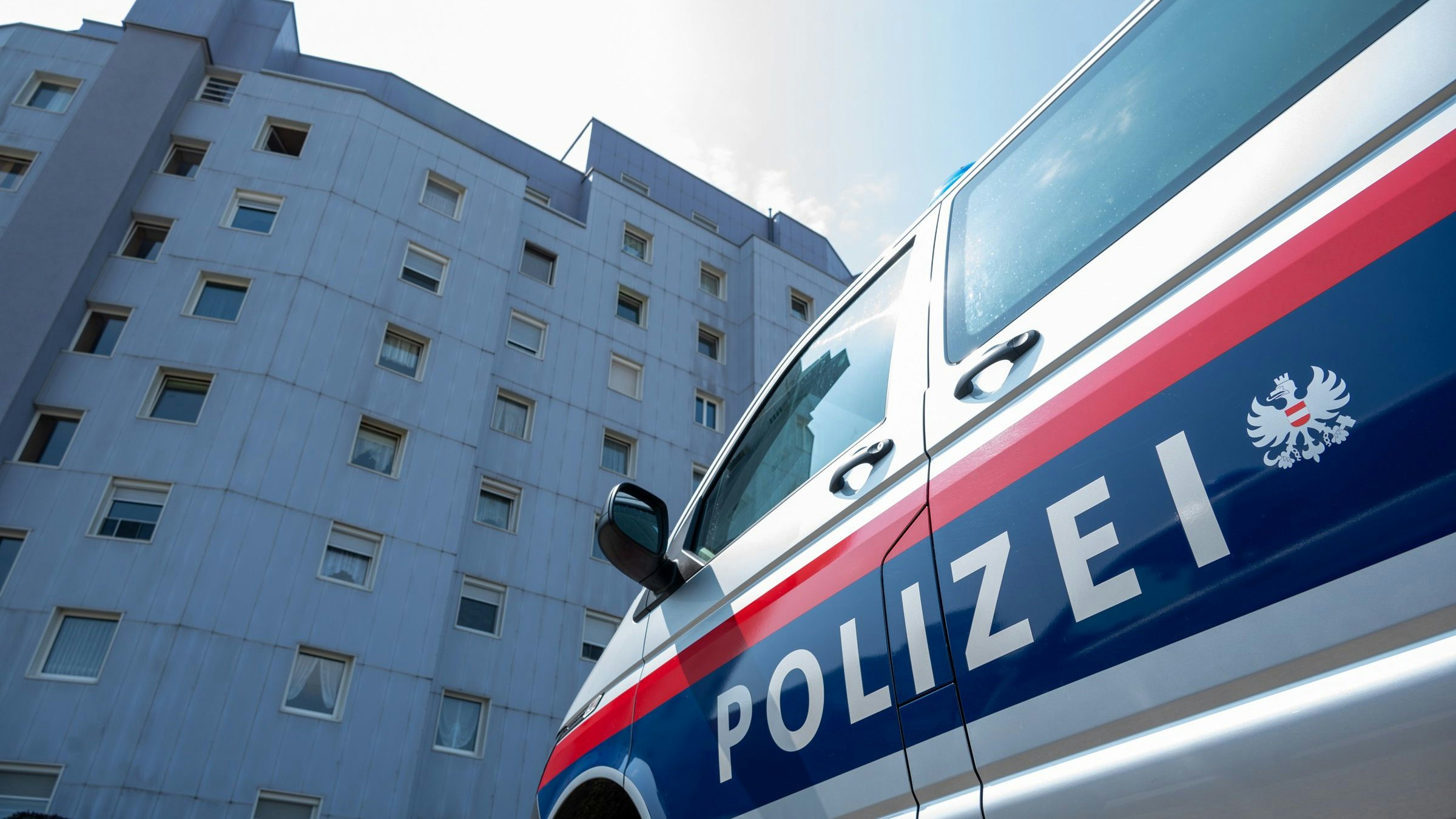 Polizeieinsatz in einem Mehrparteienhaus in Asten: Ein 40-Jähriger soll seine Ehefrau mit einem Messer verletzt haben.