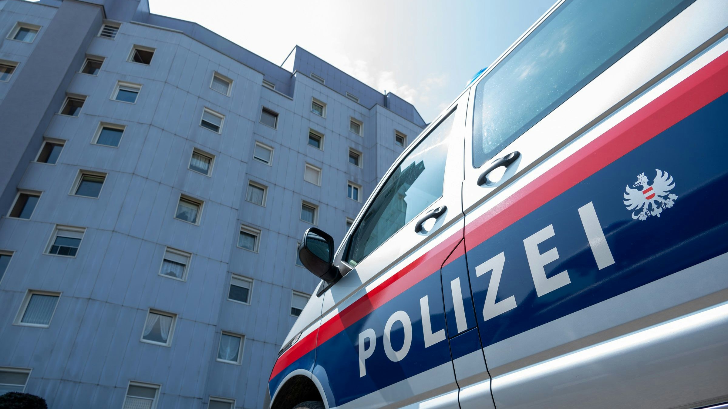 Polizeieinsatz in einem Mehrparteienhaus in Asten: Ein 40-Jähriger soll seine Ehefrau mit einem Messer verletzt haben.