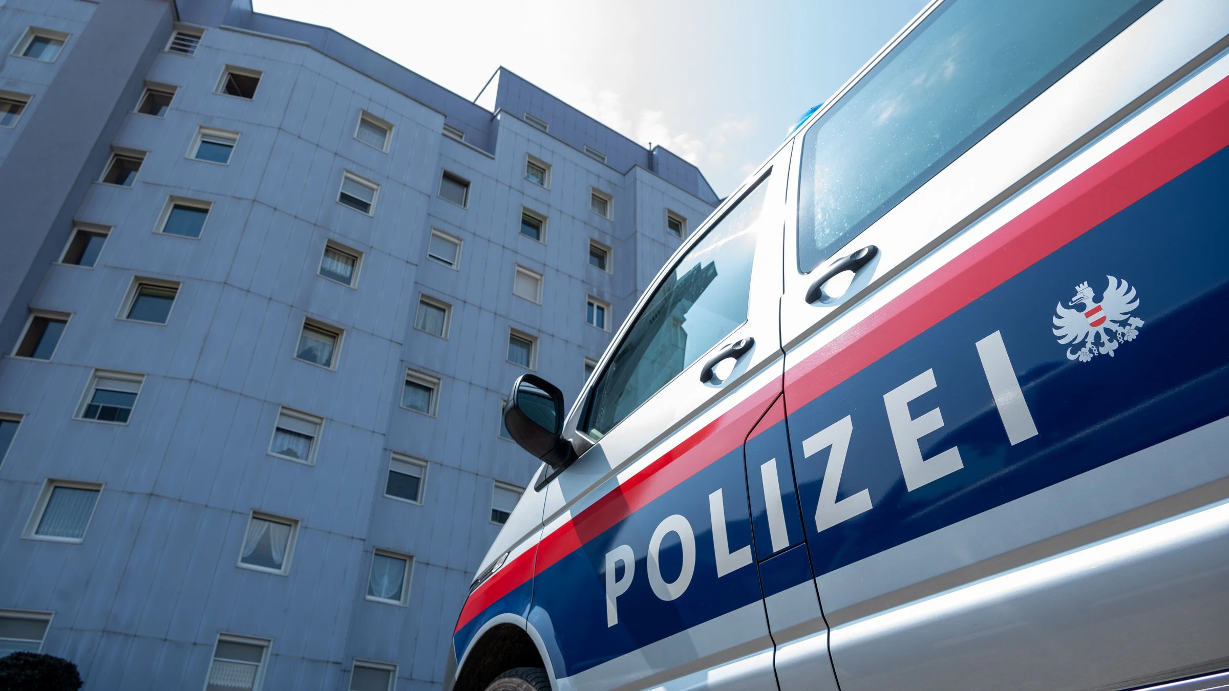 Polizeieinsatz in einem Mehrparteienhaus in Asten: Ein 40-Jähriger soll seine Ehefrau mit einem Messer verletzt haben.