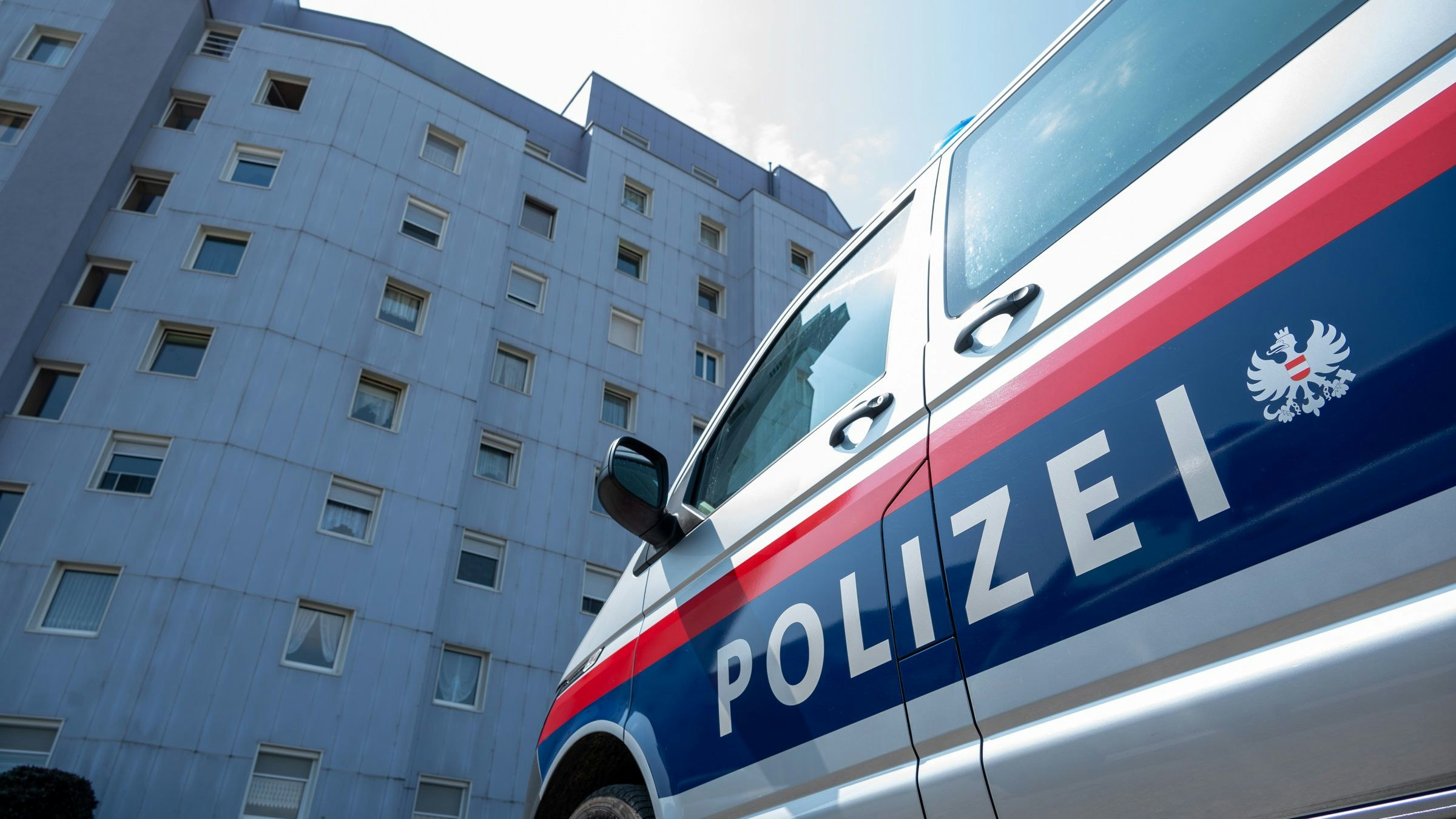 Polizeieinsatz in einem Mehrparteienhaus in Asten: Ein 40-Jähriger soll seine Ehefrau mit einem Messer verletzt haben.