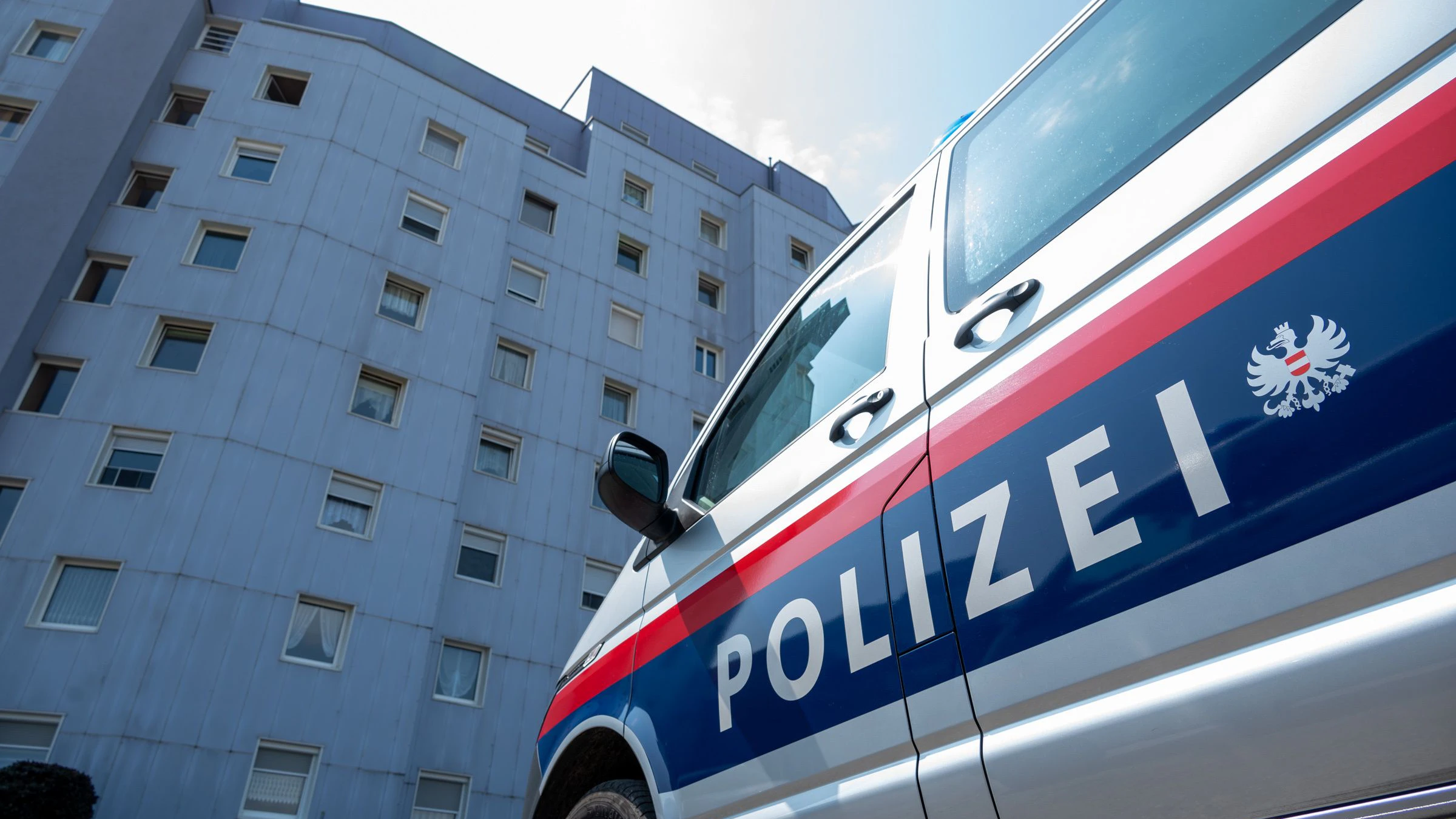 Polizeieinsatz in einem Mehrparteienhaus in Asten: Ein 40-Jähriger soll seine Ehefrau mit einem Messer verletzt haben.