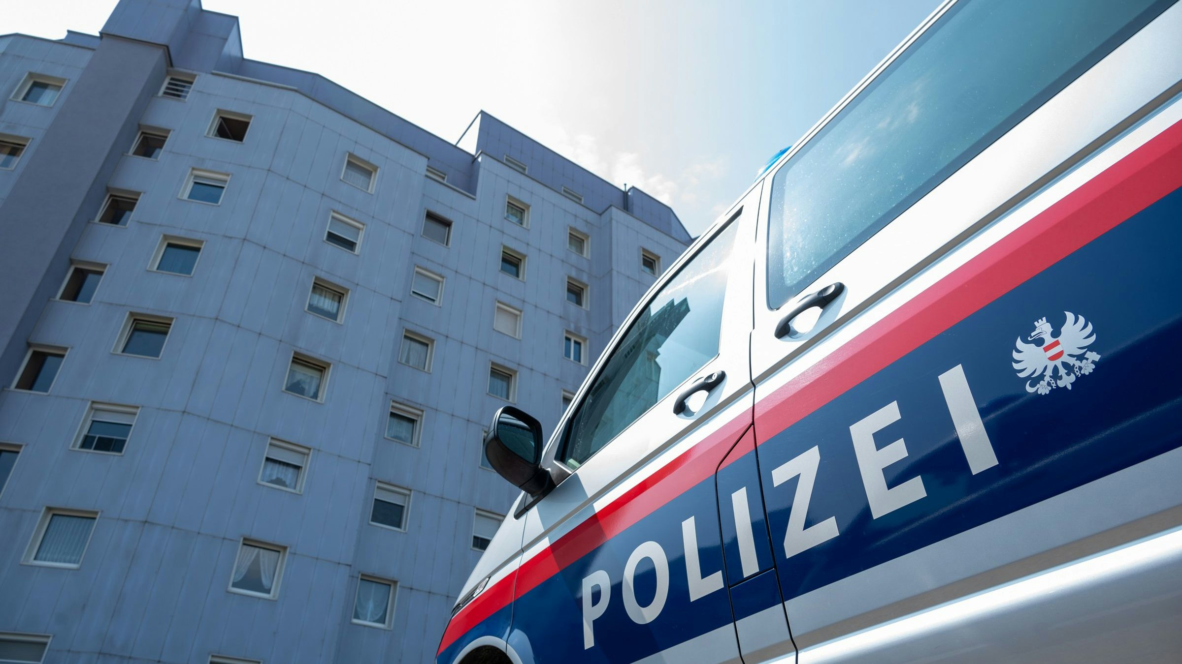 Polizeieinsatz in einem Mehrparteienhaus in Asten: Ein 40-Jähriger soll seine Ehefrau mit einem Messer verletzt haben.