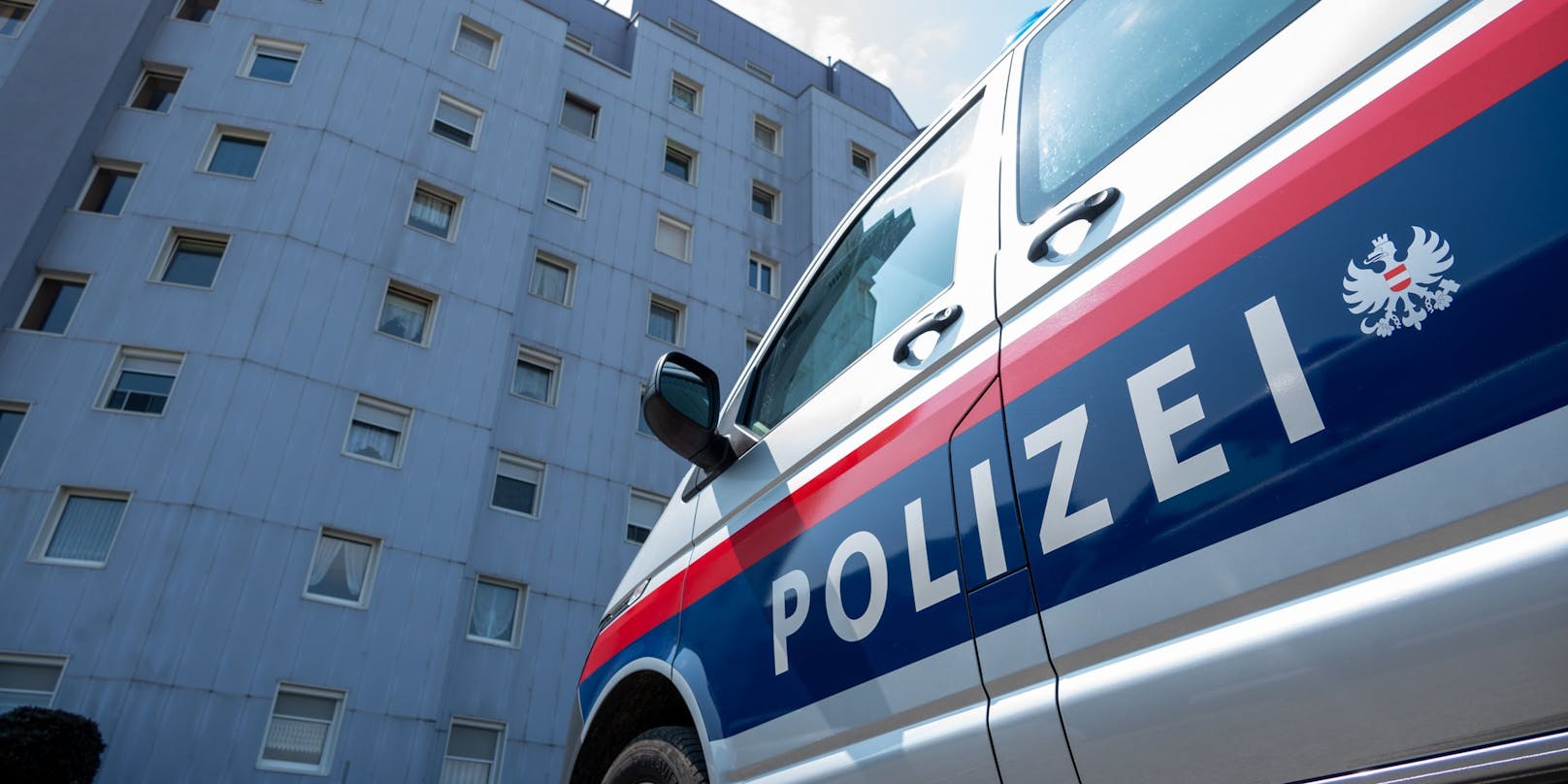 Polizeieinsatz in einem Mehrparteienhaus in Wien-Meidling: Ein 45-Jähriger hat Dämmwolle am Dachboden angezündet und im Stiegenhaus randaliert.
